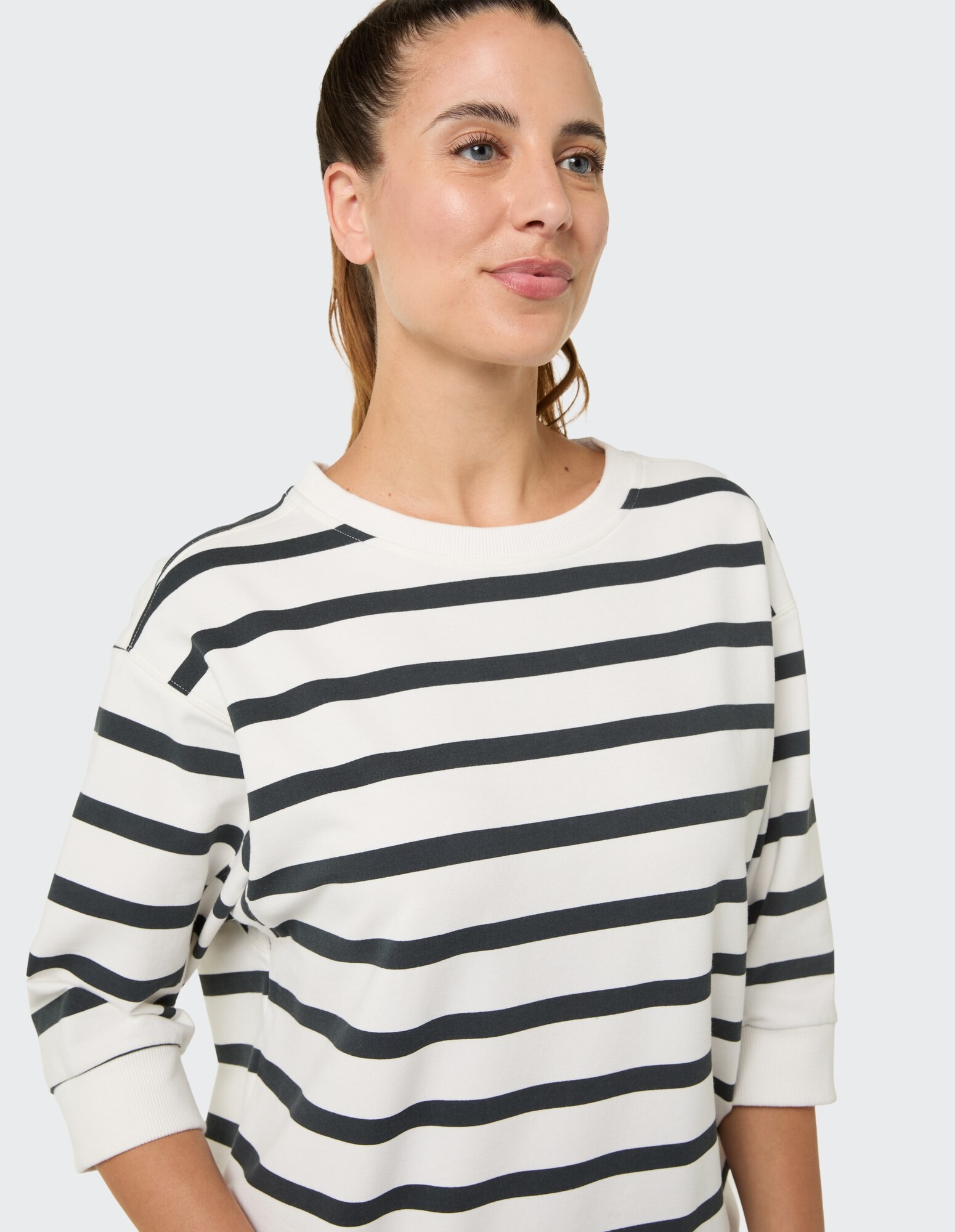 Frau in einem gestreiften Freizeit-Sweatshirt, perfekt für entspannte Ausflüge.