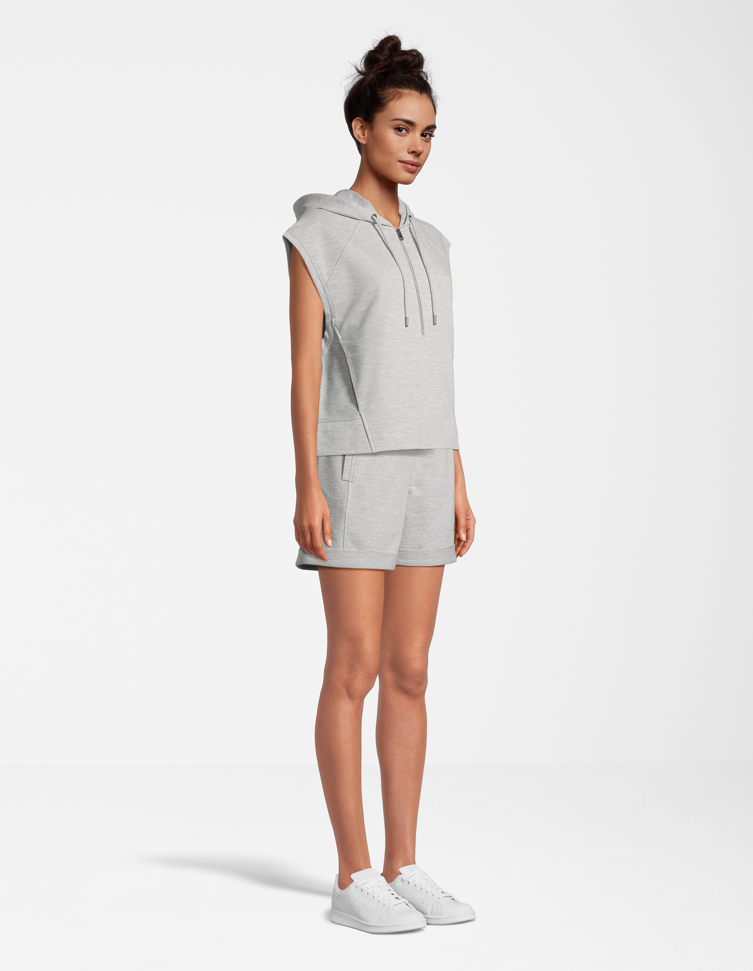 Frau trägt einen grauen ärmellosen Hoodie von Venice Beach, Alissa, und passende Shorts.