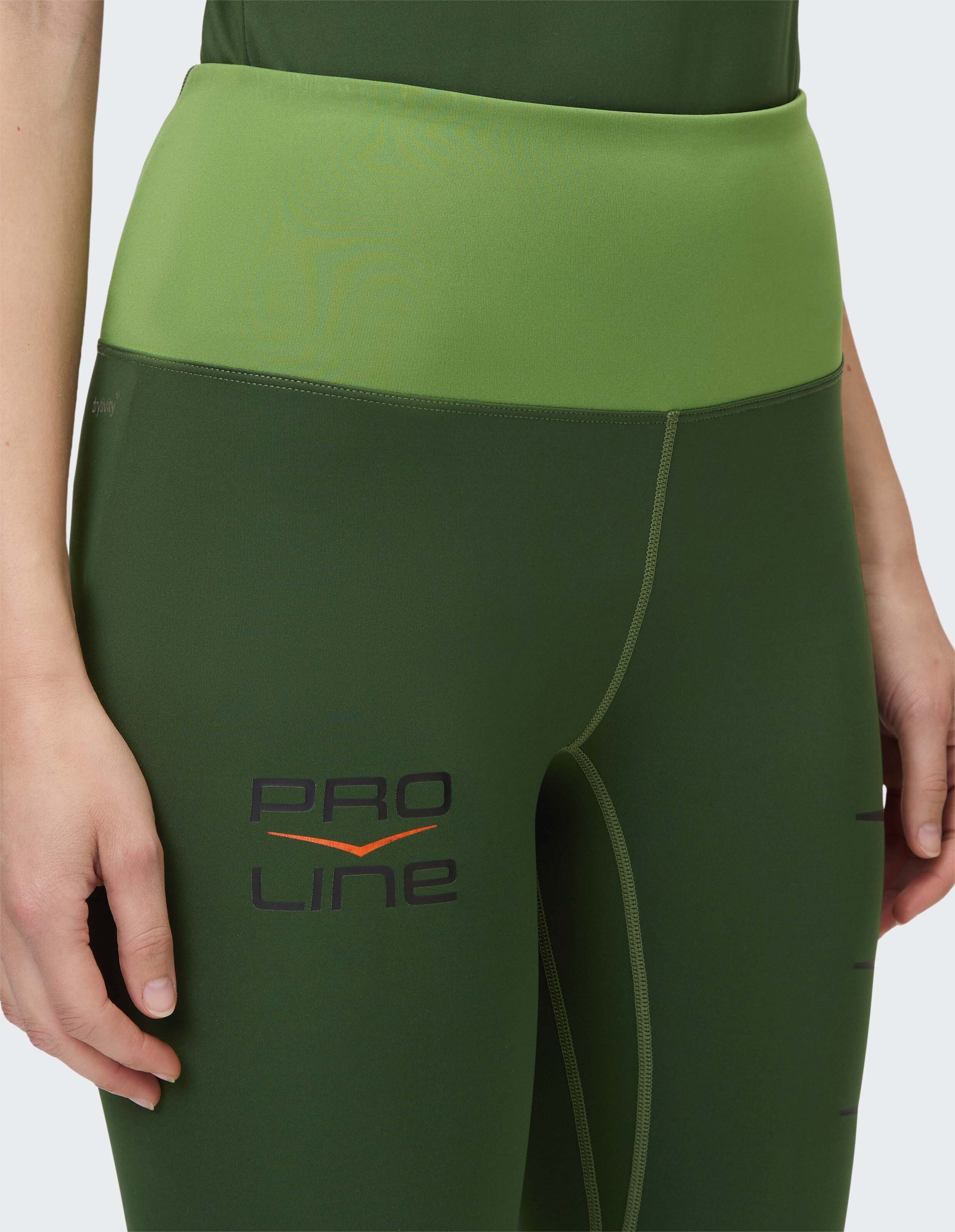 Nahaufnahme einer grünen Leggings mit hohem Bund und PRO LINE-Logo.