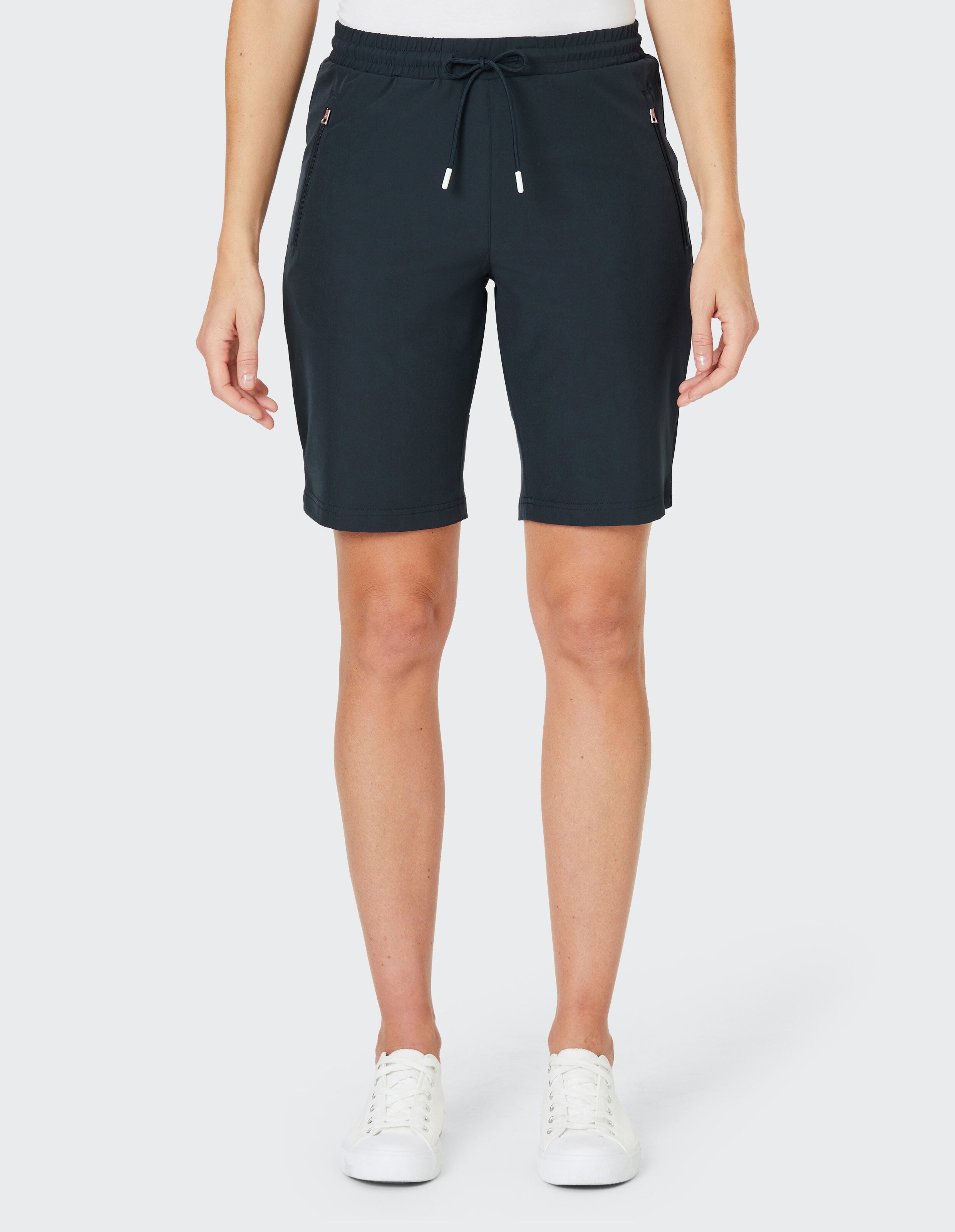 Dunkelblaue Herren-Trainingsshorts aus leichtem Stoff mit elastischem Bund, Kordelzug und seitlichen Reißverschlusstaschen.