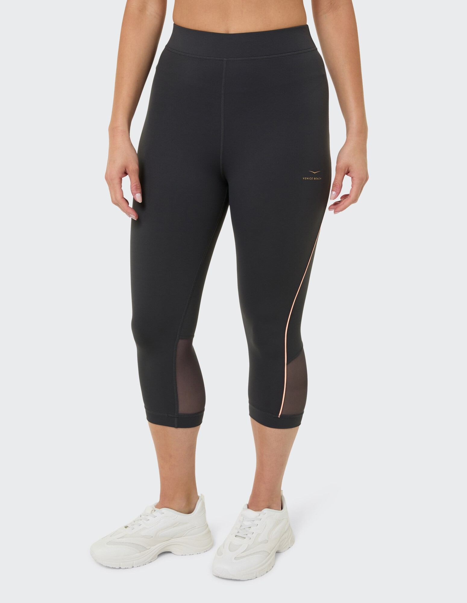 Schwarze Capri-Leggings mit Mesh-Einsätzen und rosa Akzenten, perfekt für Freizeitkleidung.