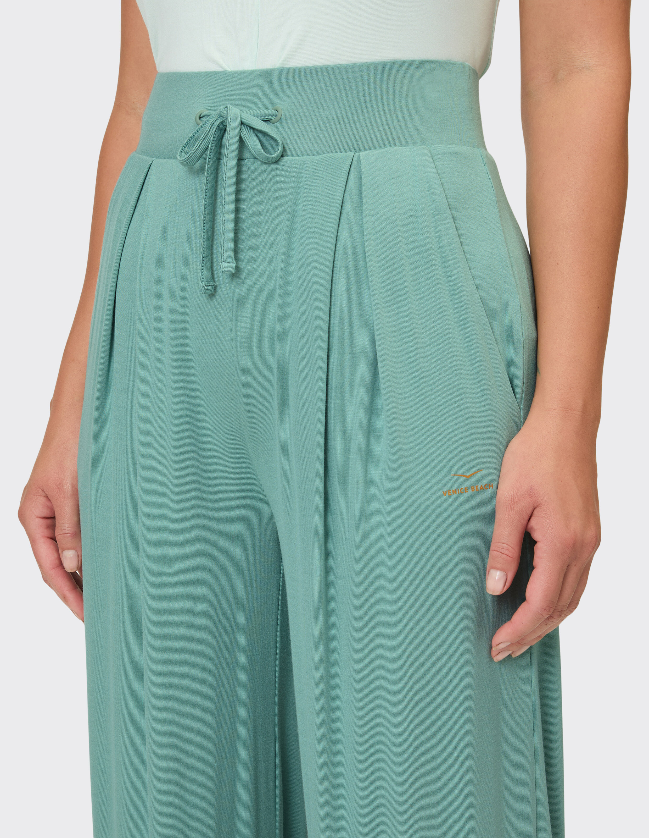 Venice Beach Loungehose Sue in Salbeigrün mit Kordelzug in der Taille und weichem Stoff.