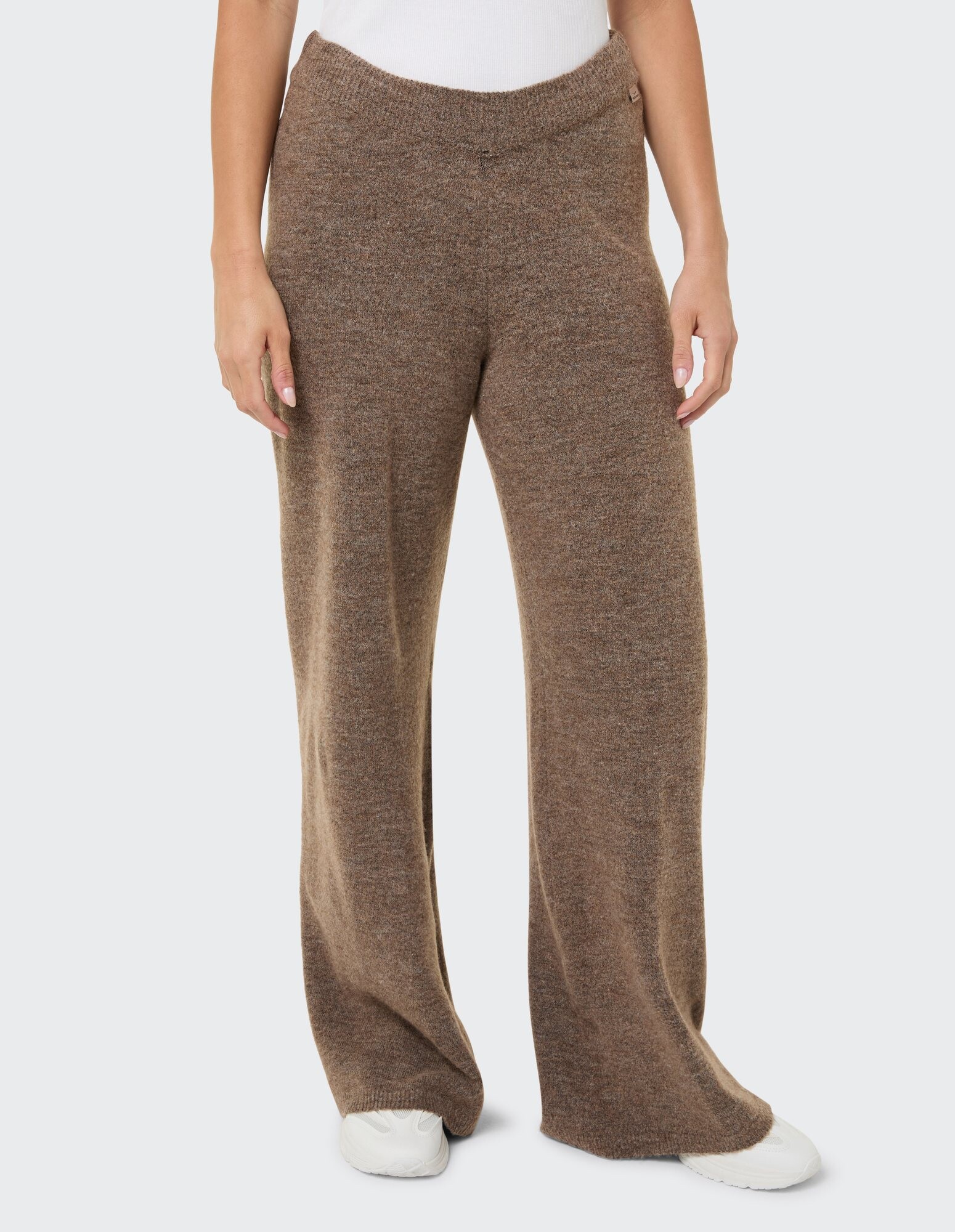 Gemütliche braune Hose mit weitem Bein aus weichem Material, perfekt für den Freizeitgebrauch.