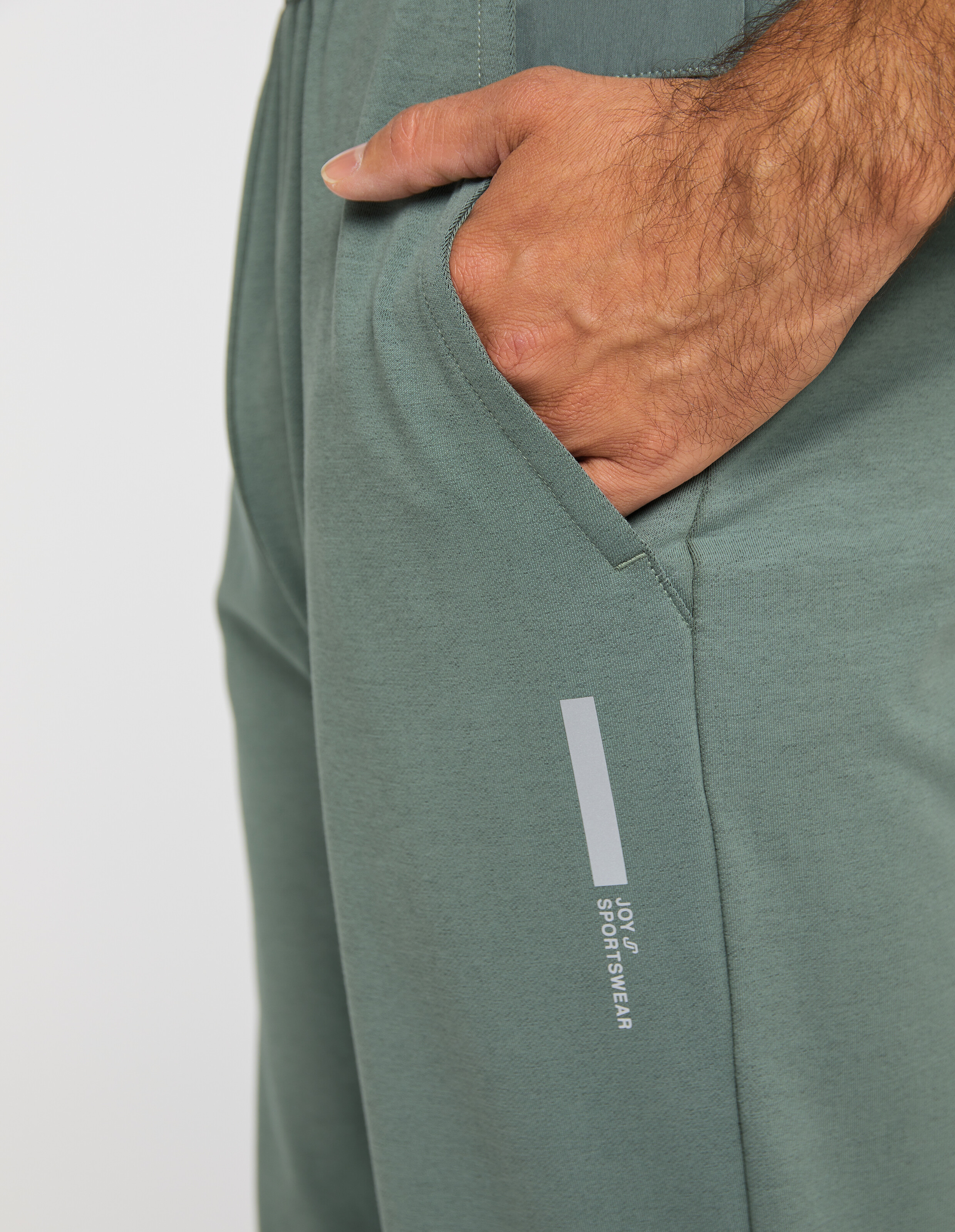 Grüne Jogginghose mit elastischem Bund, Zugschnur und schmalem Schnitt, ideal für Sport oder Freizeit.