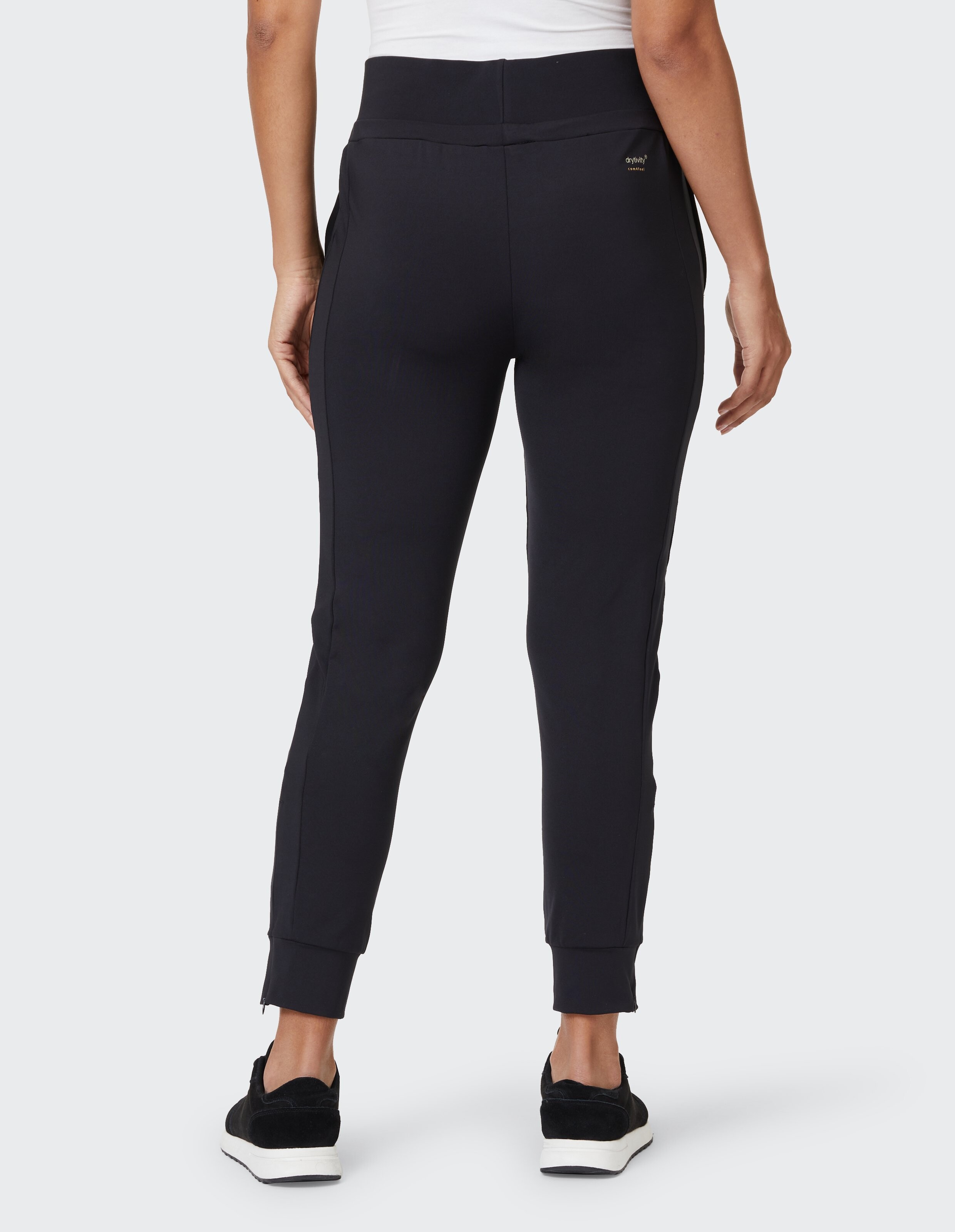 Rückansicht einer schwarzen Freizeit-Jogginghose mit hohem Bund und Bündchen am Saum.
