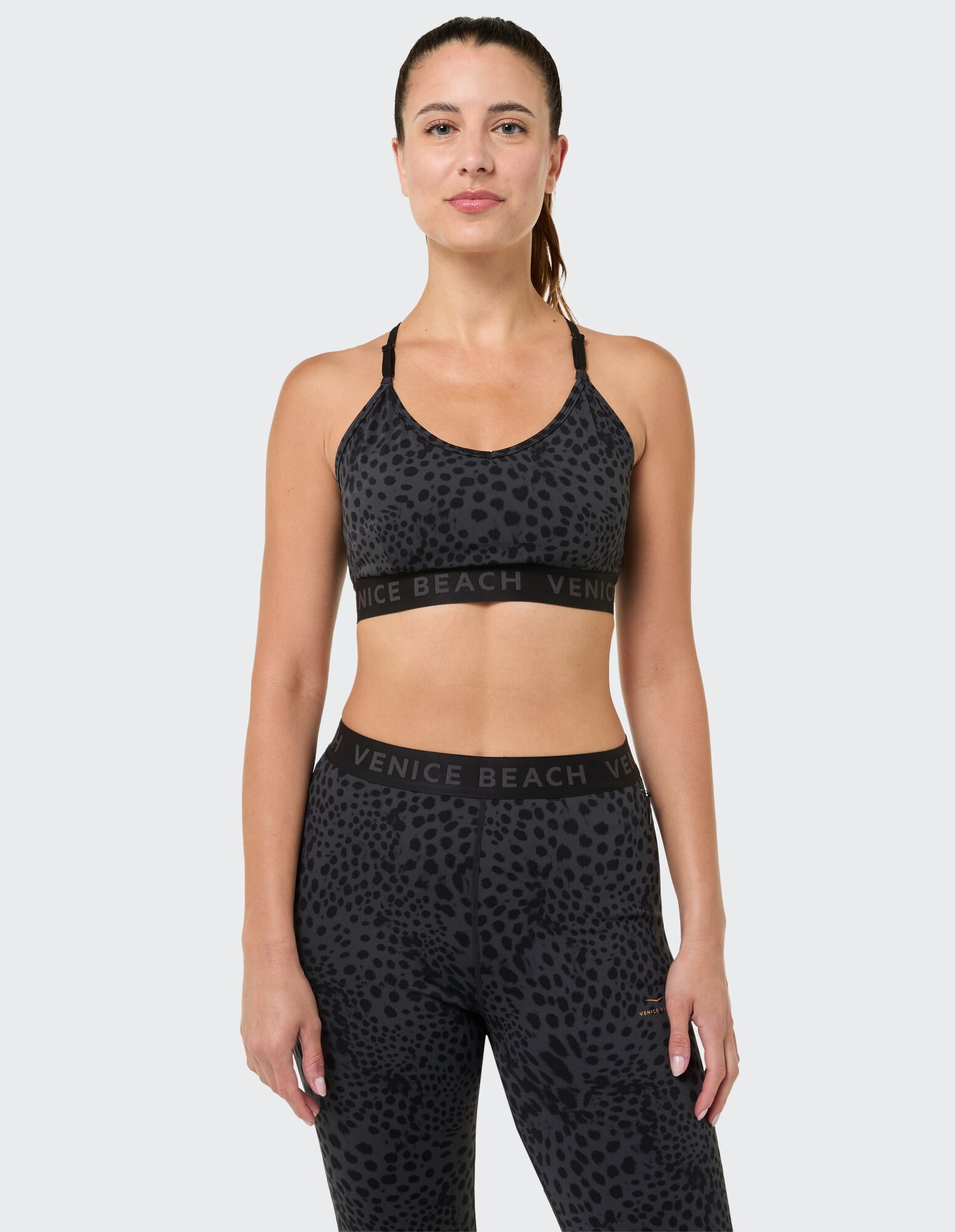Schwarzes Sport-BH- und Leggings-Set mit Leopardenmuster für Aktivbekleidung-Enthusiasten.