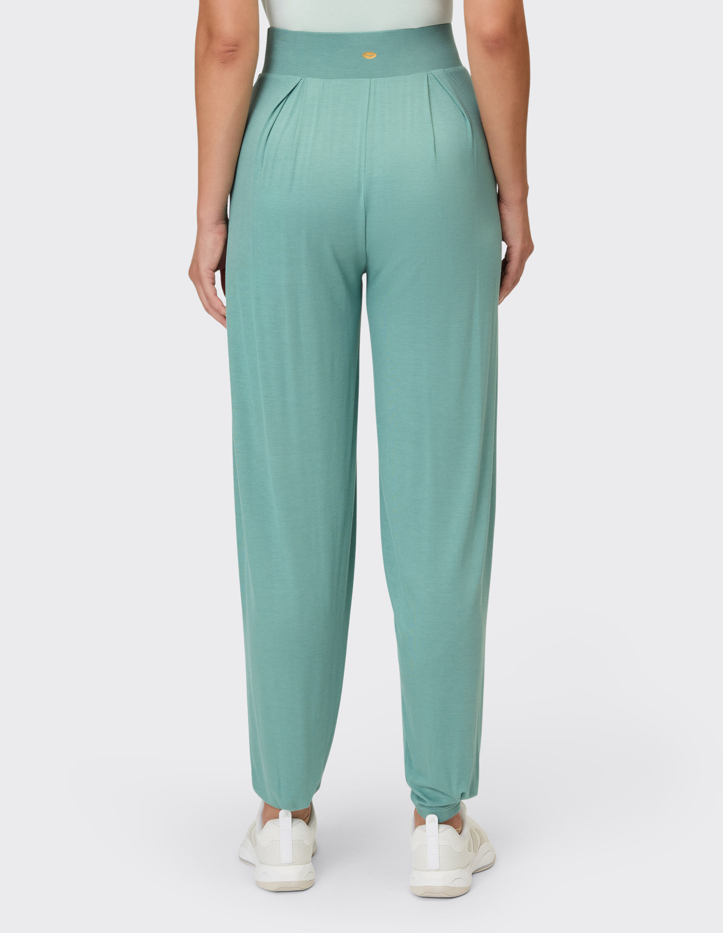 Rückansicht der Venice Beach Loungehose Sue in sanftem Grün mit bequemer, lässiger Passform.
