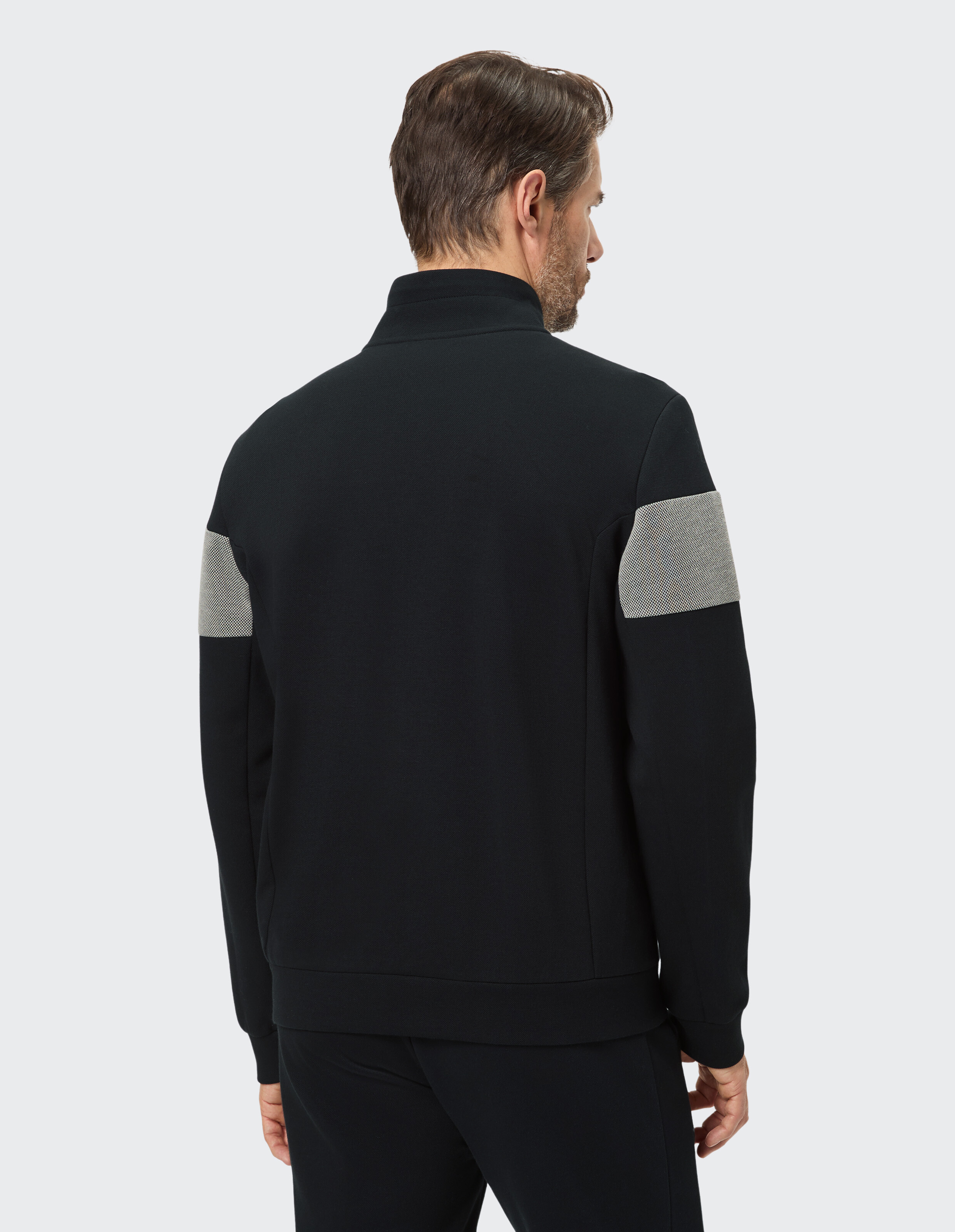 Schwarze Freizeitjacke für Herren mit grauen Schulterstreifen, perfekt zum Entspannen.