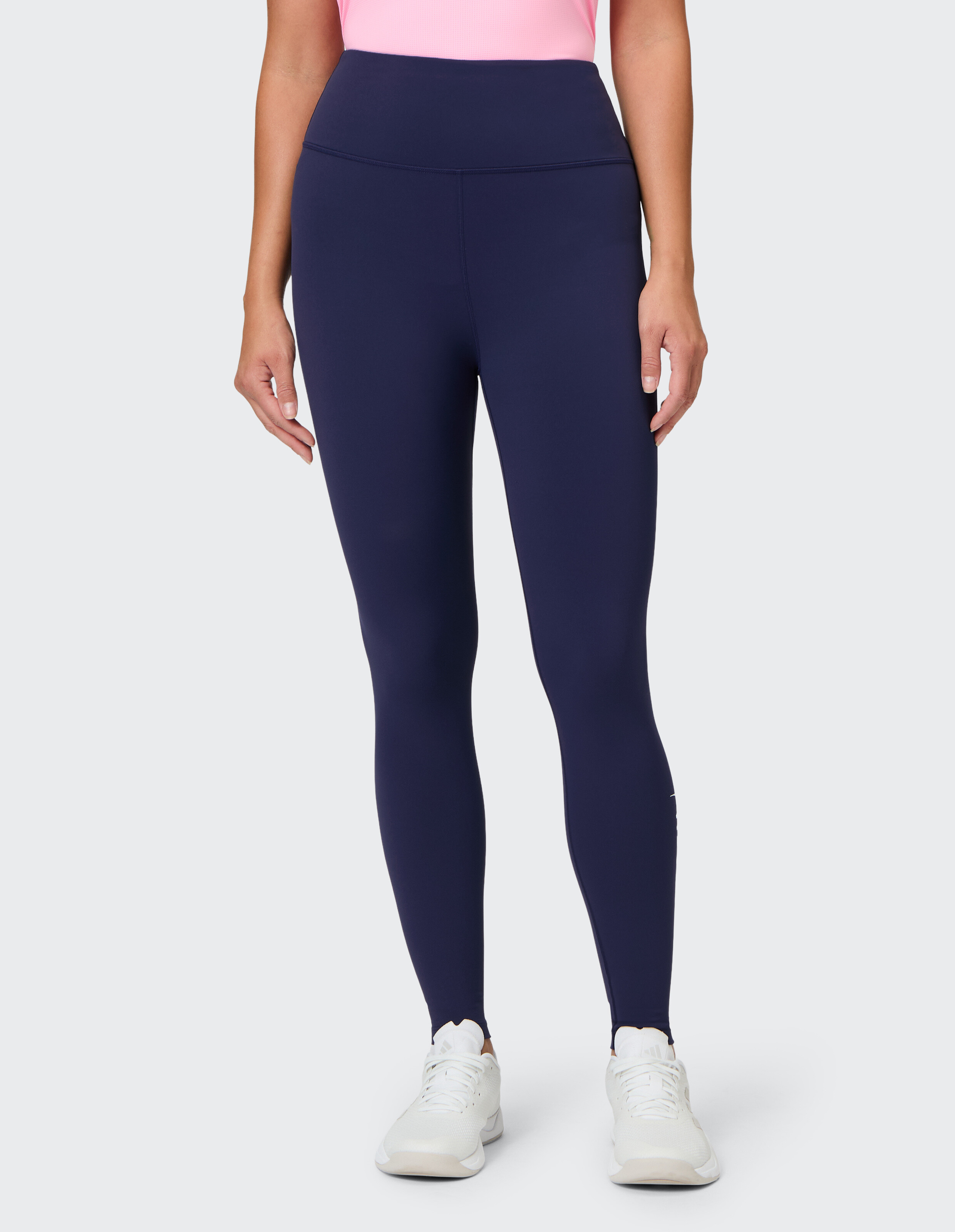 Frau trägt marineblaue Leggings mit hoher Taille, perfekt zum lässigen Faulenzen oder zum aktiven Tragen.