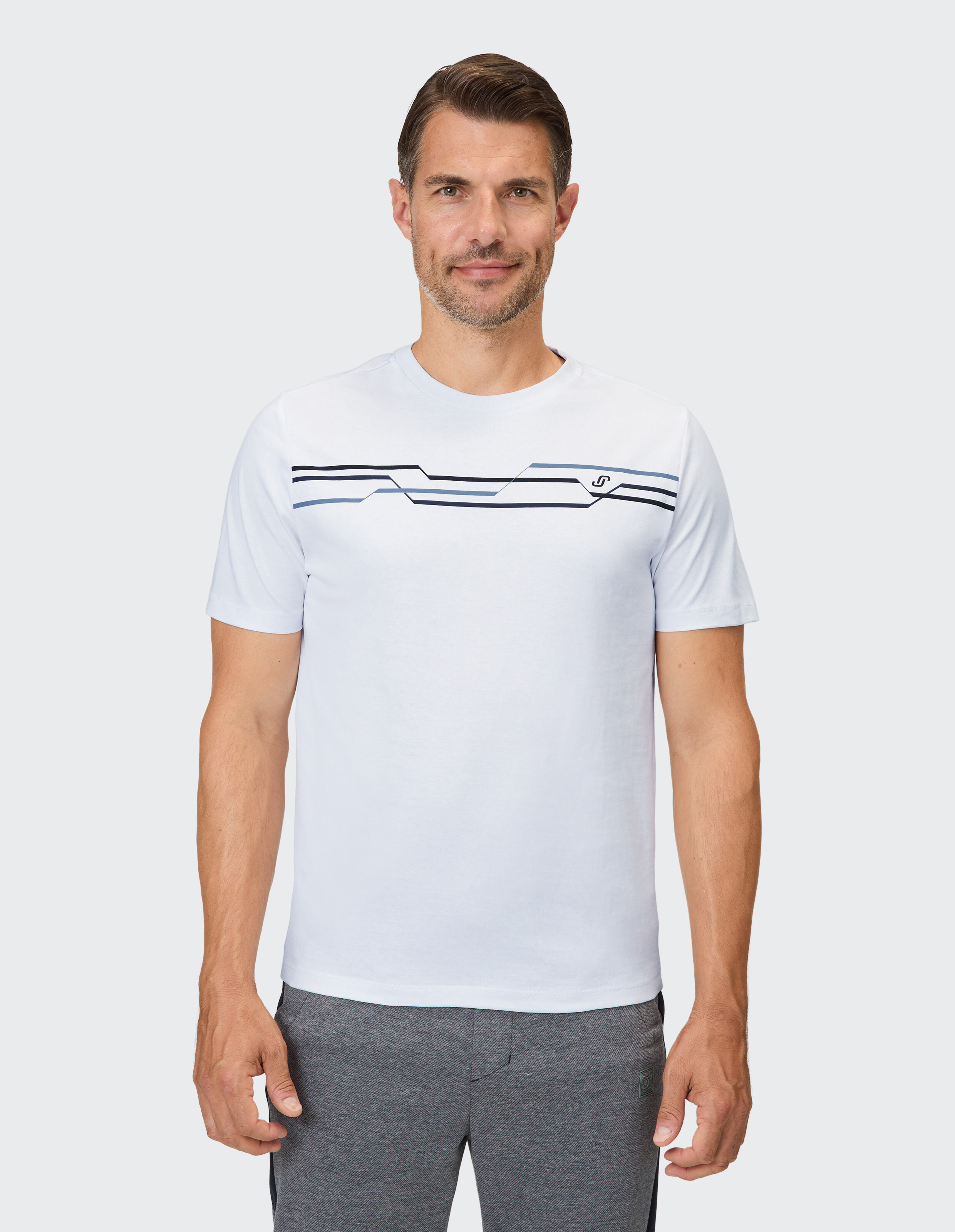 Weißes Freizeit-T-Shirt für Herren mit dunkelblauen grafischen Linien, perfekt zum entspannten Tragen.