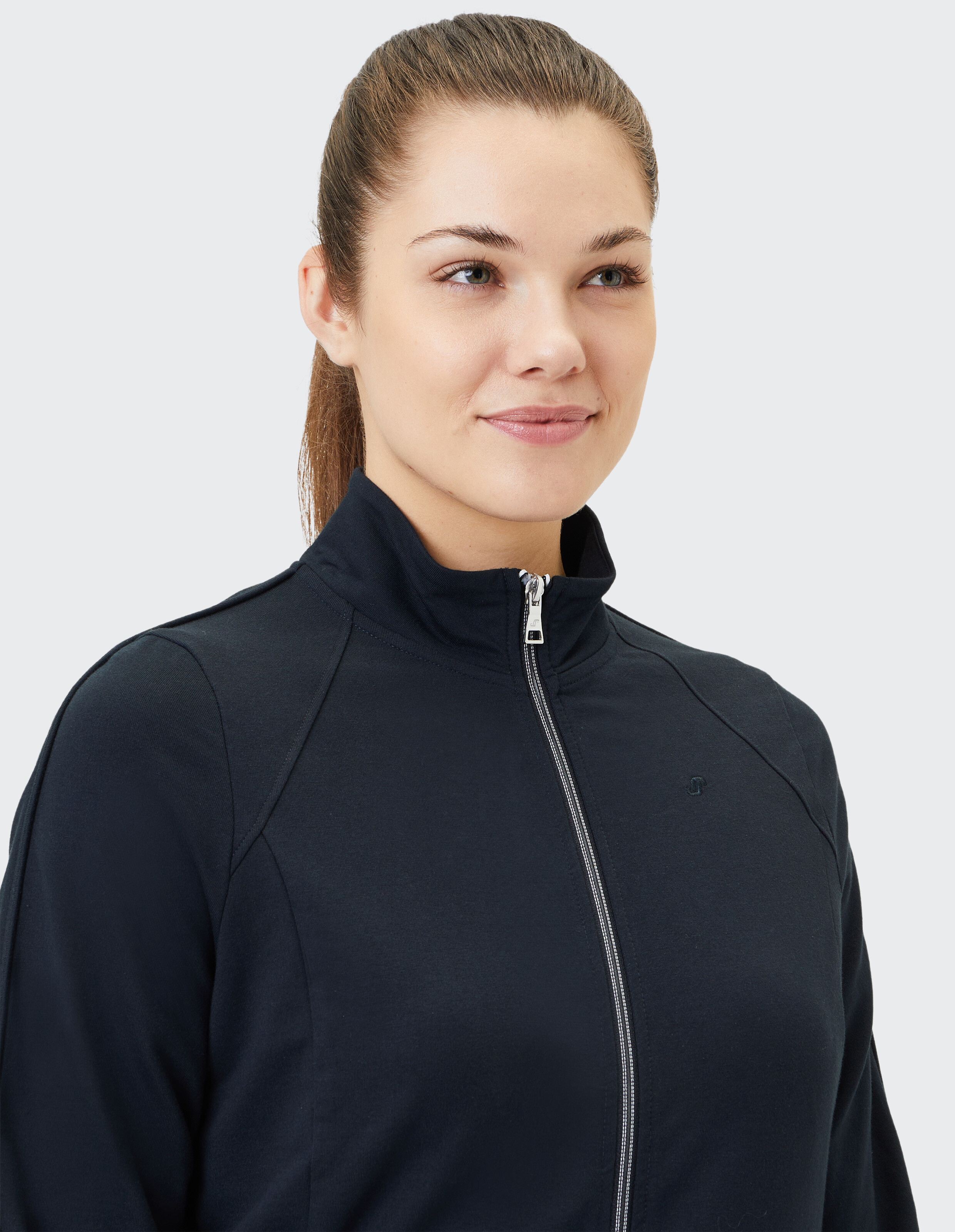 Dunkelblaue Jacke mit Stehkragen, Reißverschluss und zwei seitlichen Taschen, aus leichtem Stoff, schlichtes und modernes Design.
