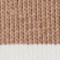 Nahaufnahme eines strukturierten Strickstoffs in warmen Braun- und Weißtönen.
