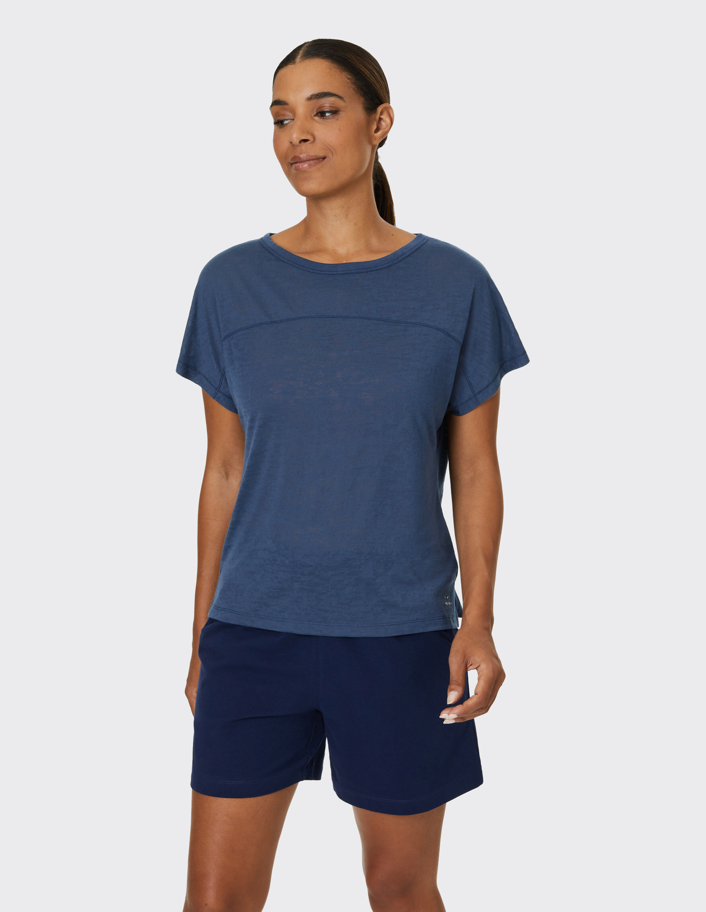 Lässiges marineblaues T-Shirt gepaart mit passenden Shorts, perfekt zum Entspannen.