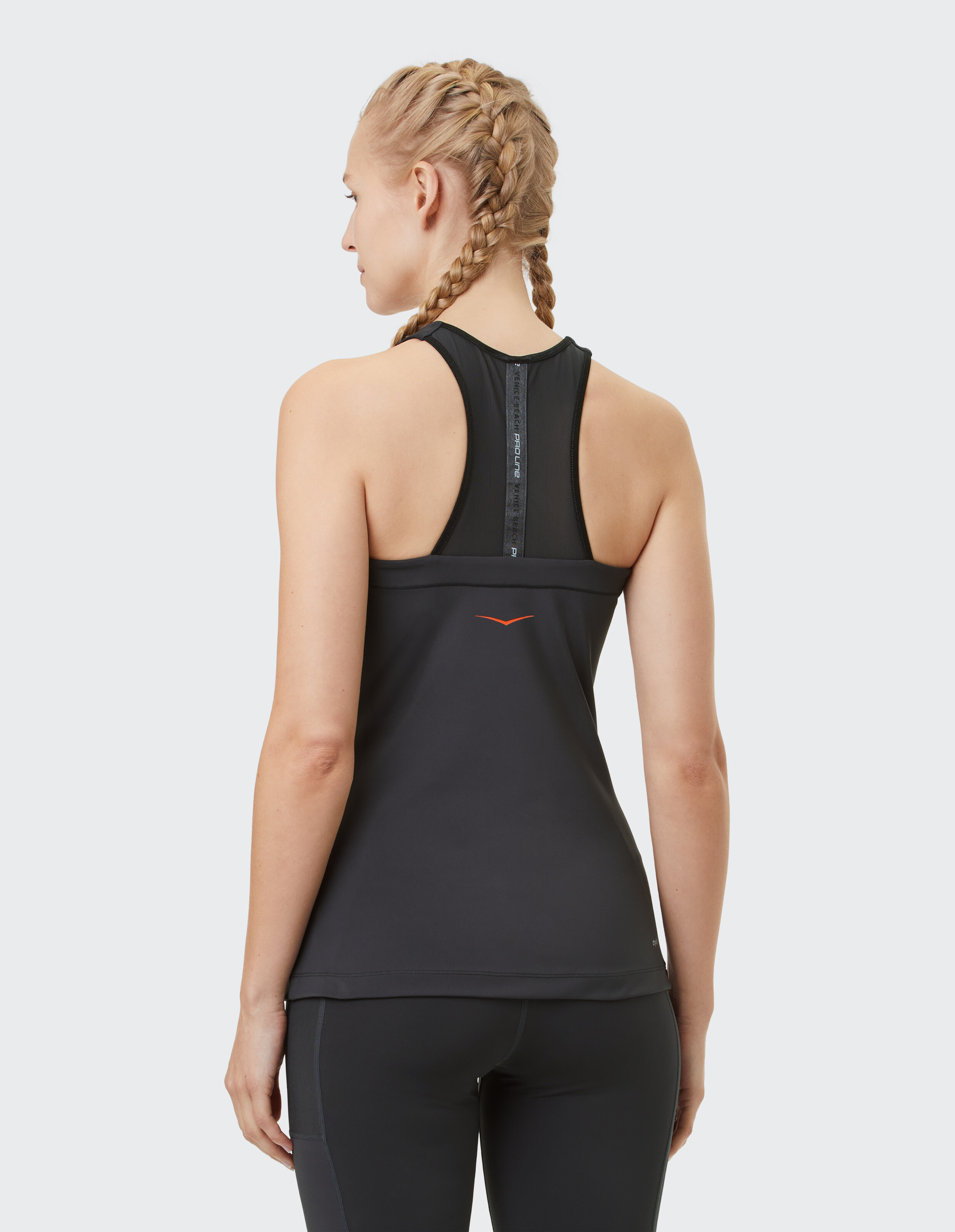 Rückansicht einer Frau in einem schwarzen Sport-Tanktop mit elegantem Design.