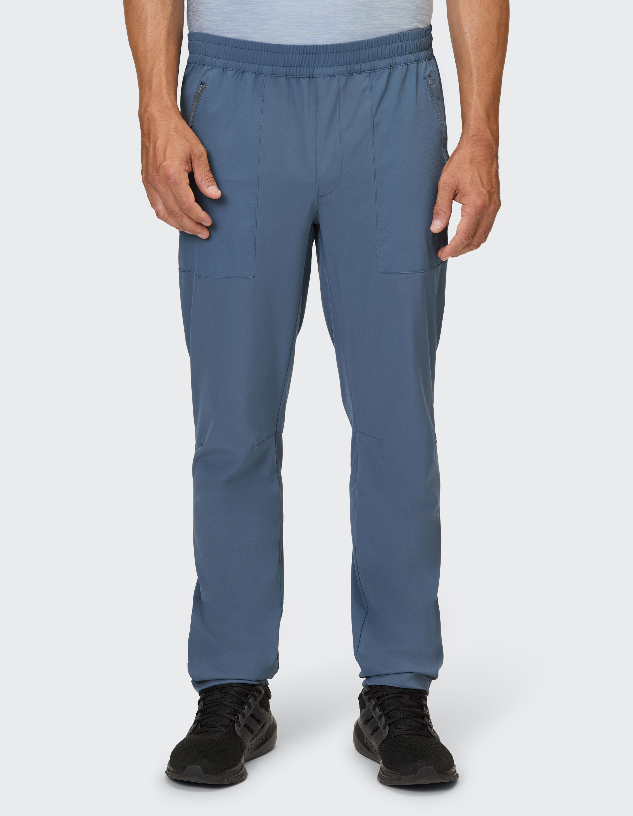 Hellblaue Freizeithose für Herren mit elastischem Bund und Seitentaschen.