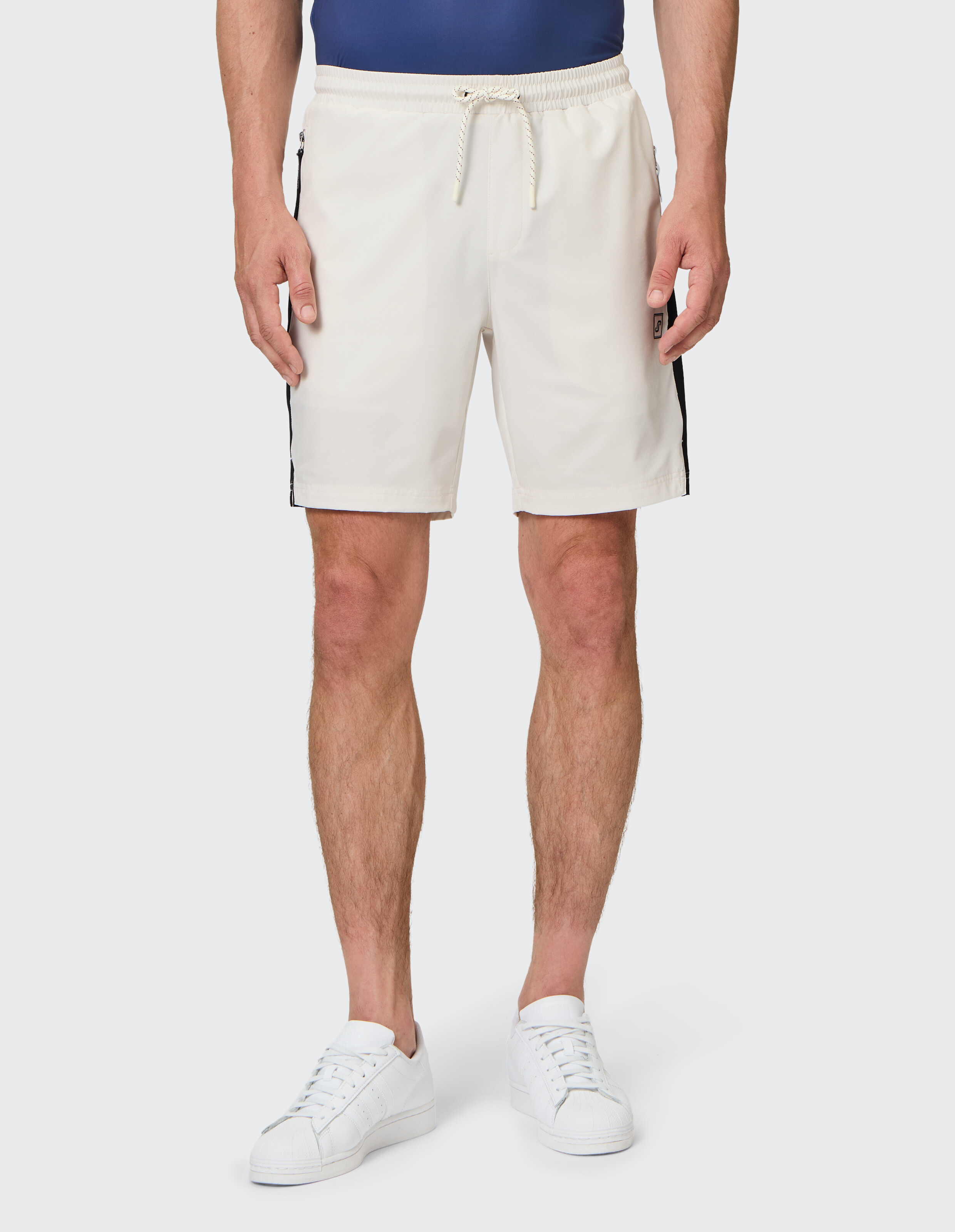 Cremefarbene Freizeitshorts für Herren mit Seitenstreifen, perfekt für Sommerausflüge.