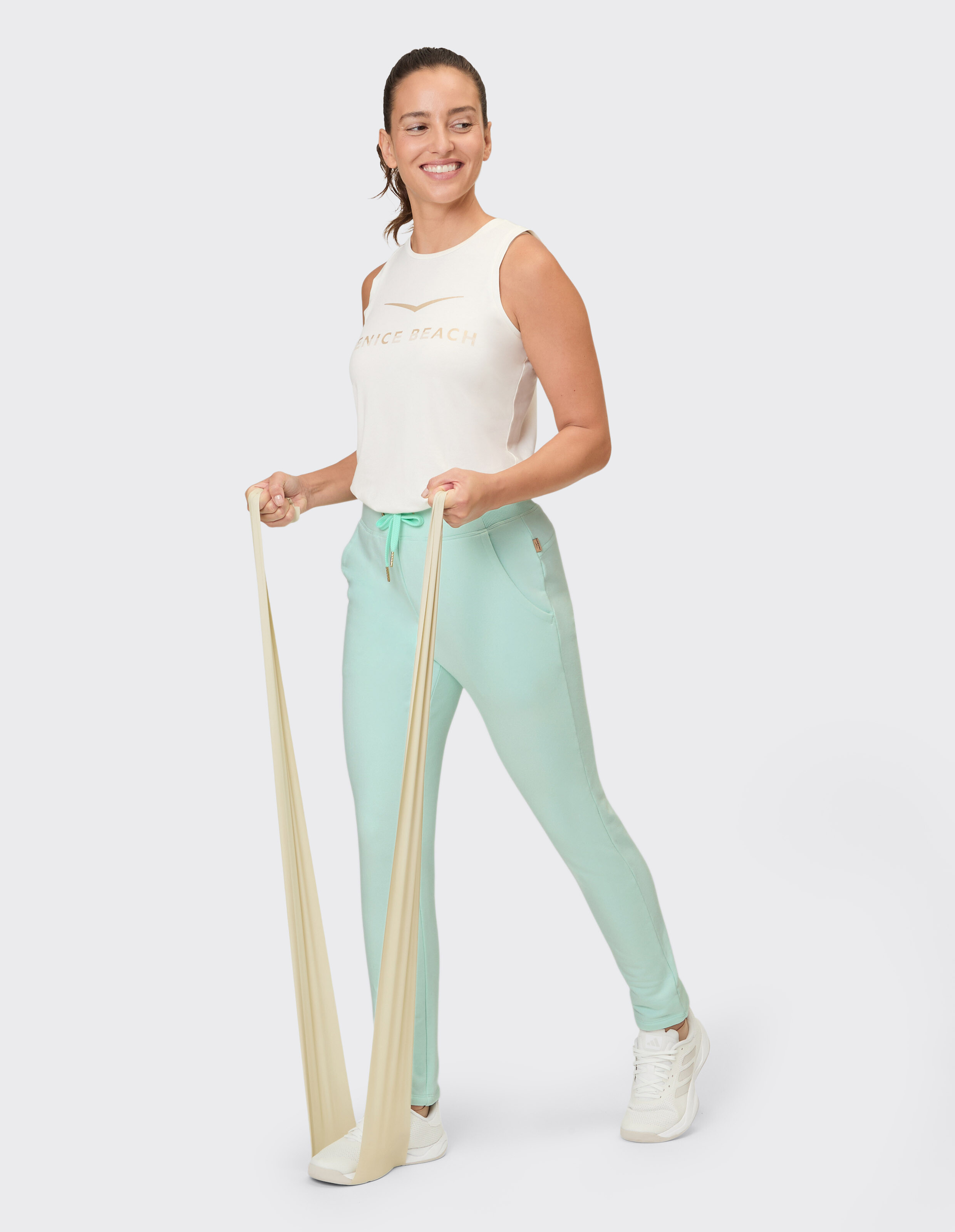 Frau trägt die mintgrüne Jogginghose Sherly von Venice Beach zum Training.