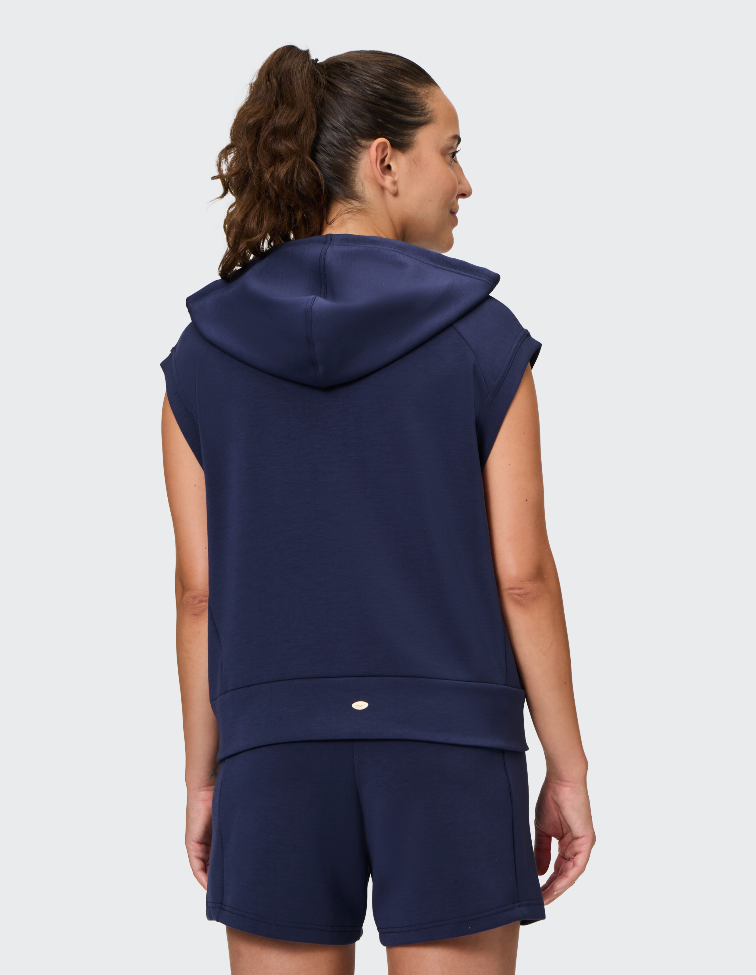 Marineblauer, ärmelloser Kapuzenpullover mit Shorts, perfekt zum lässigen Faulenzen.