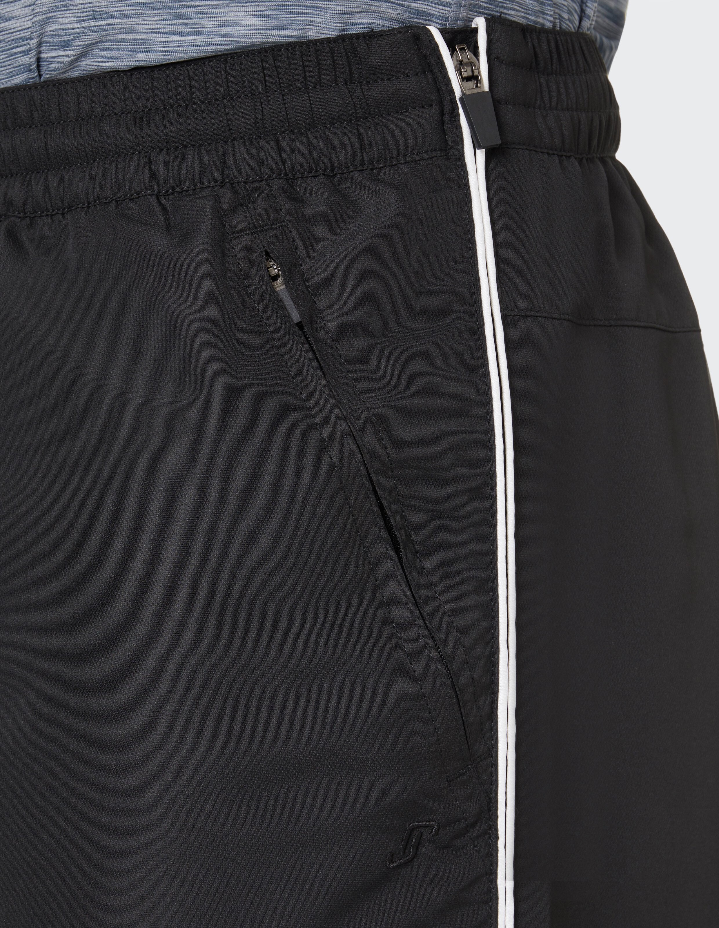 Schwarze, locker sitzende Hose mit elastischem Bund und seitlichen Taschen, ideal für Freizeit oder Sport.