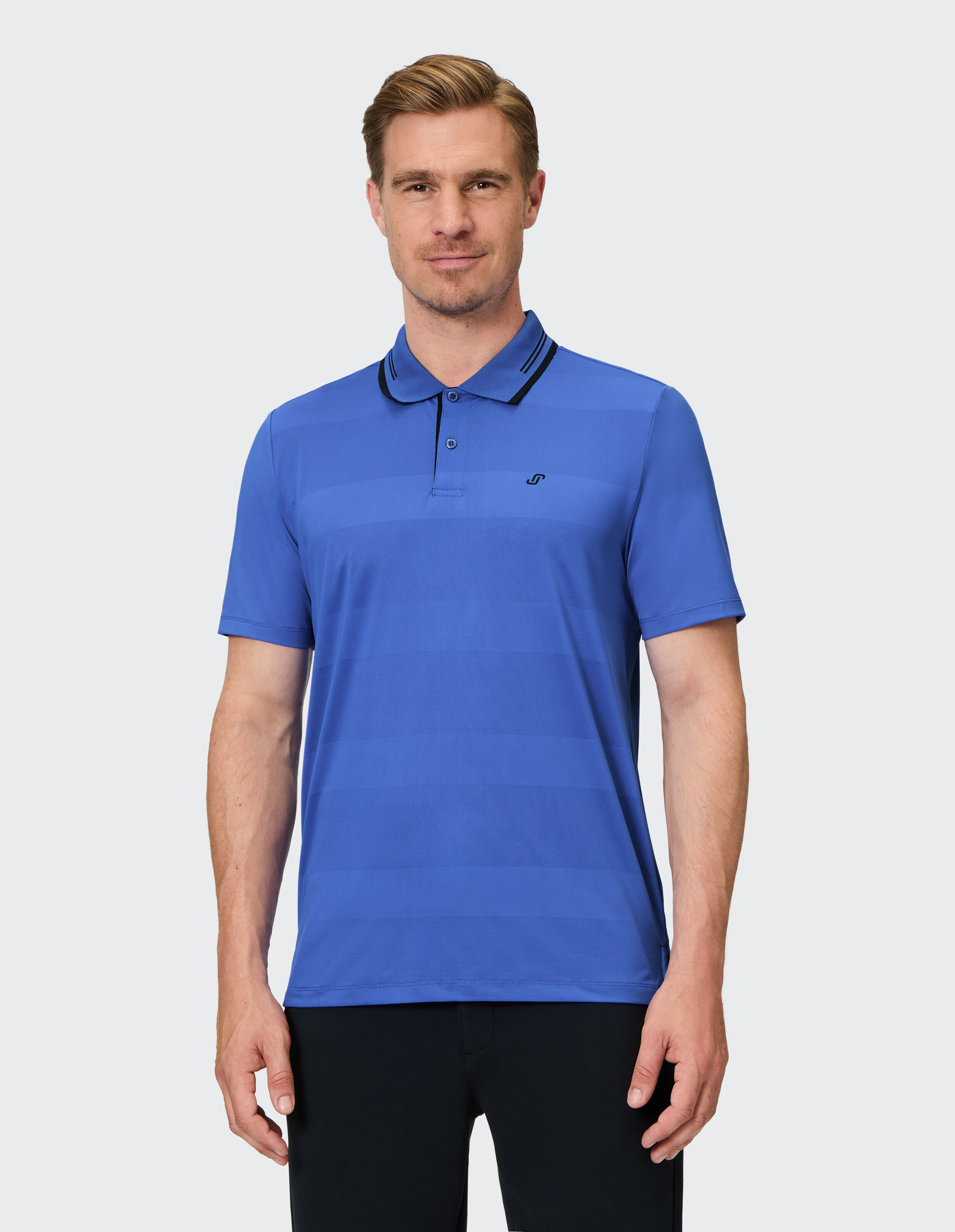 Mann trägt ein blau gestreiftes Freizeit-Poloshirt mit schwarzen Kragendetails.