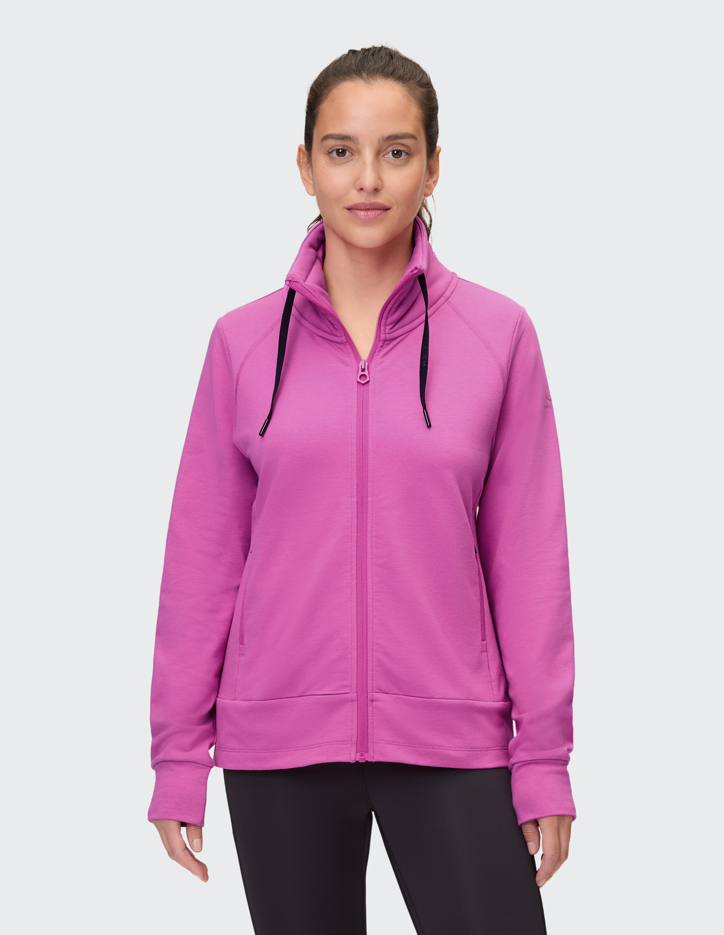 Frau trägt einen rosa Kapuzenpullover mit Reißverschluss, perfekt für Freizeitkleidung und zum Faulenzen.