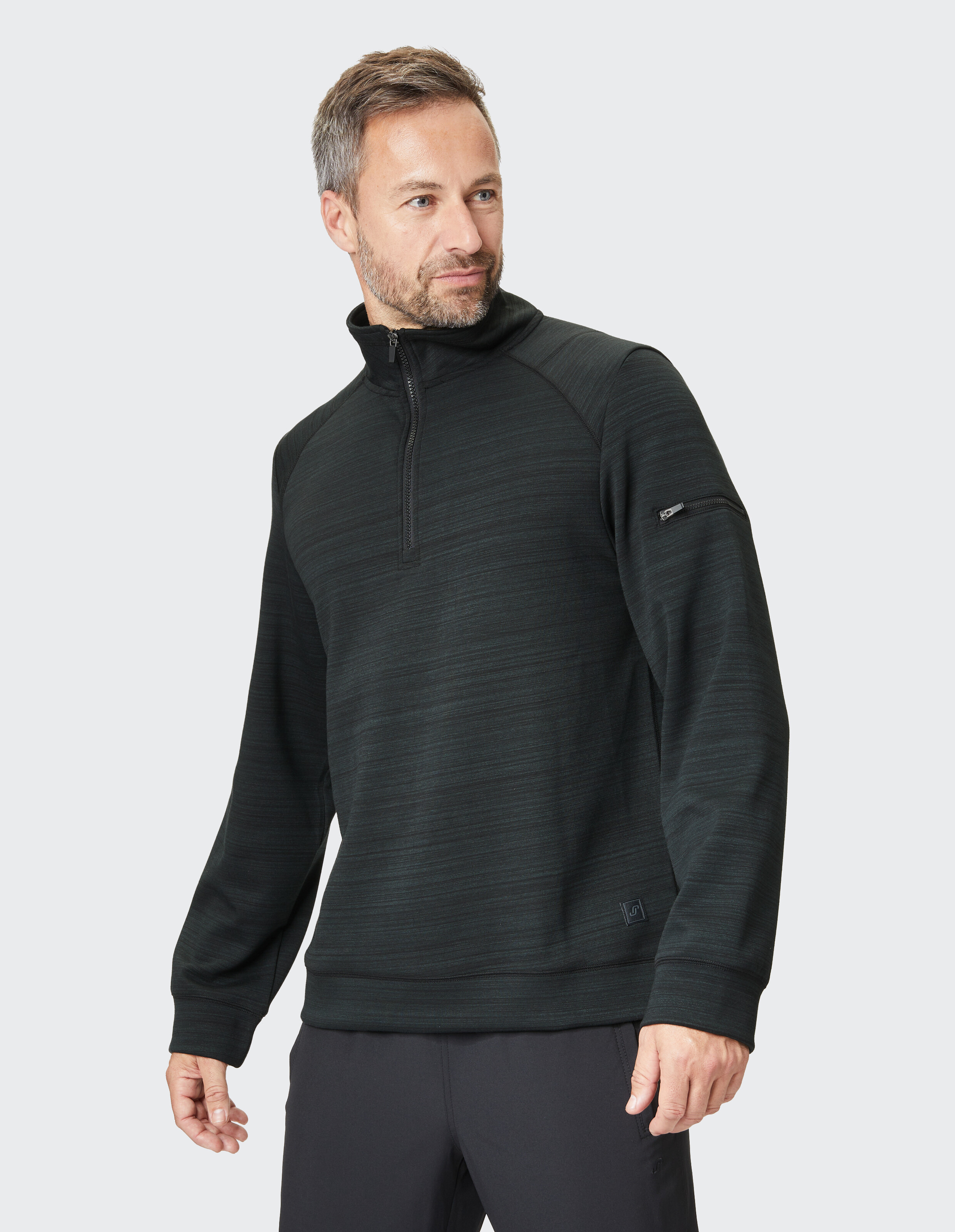 Schwarzer Herrenpullover mit halbem Reißverschluss und strukturiertem Stoff, perfekt für Freizeitkleidung.