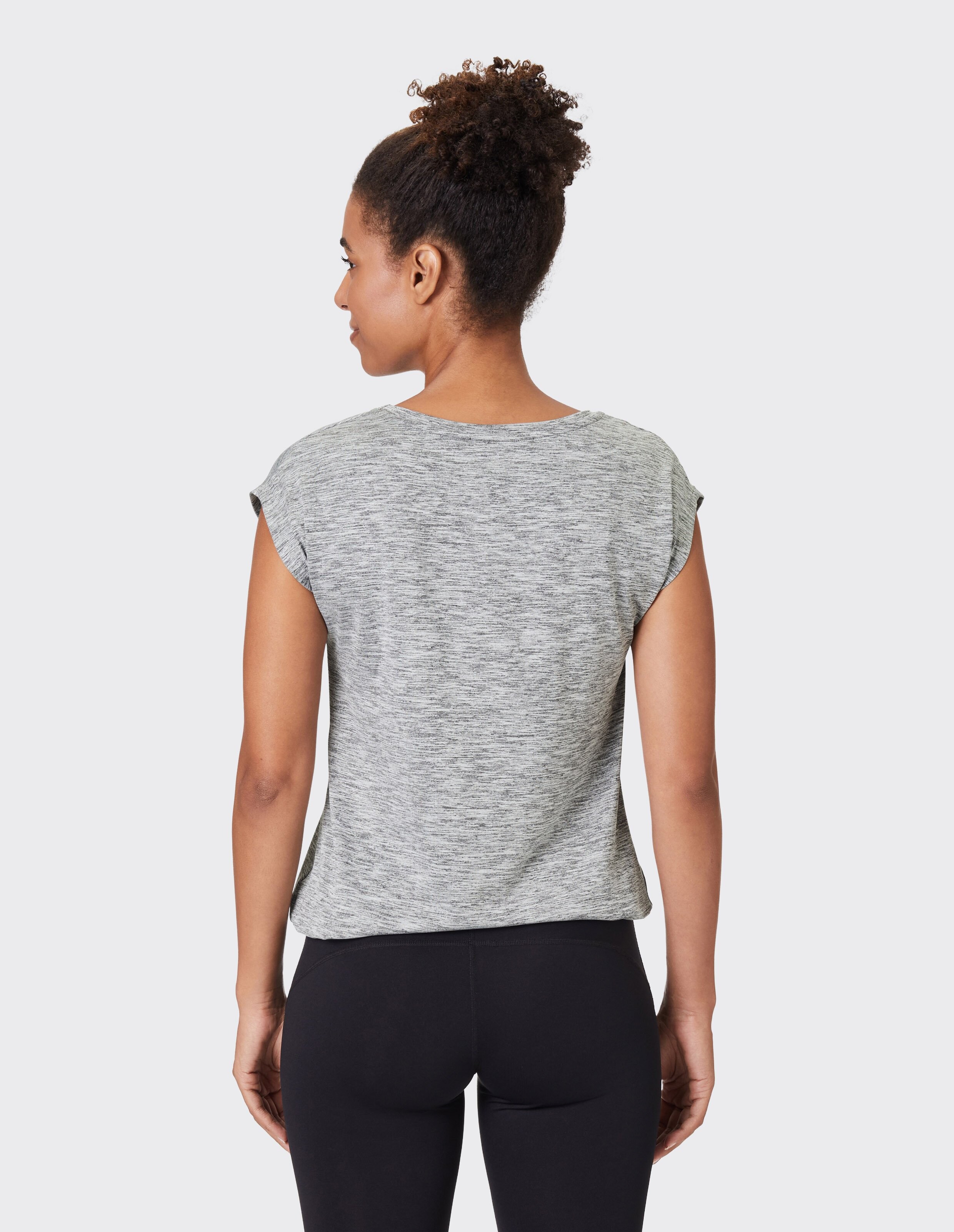 Frau trägt ein grau meliertes Freizeit-T-Shirt mit Flügelärmeln, Rückansicht.