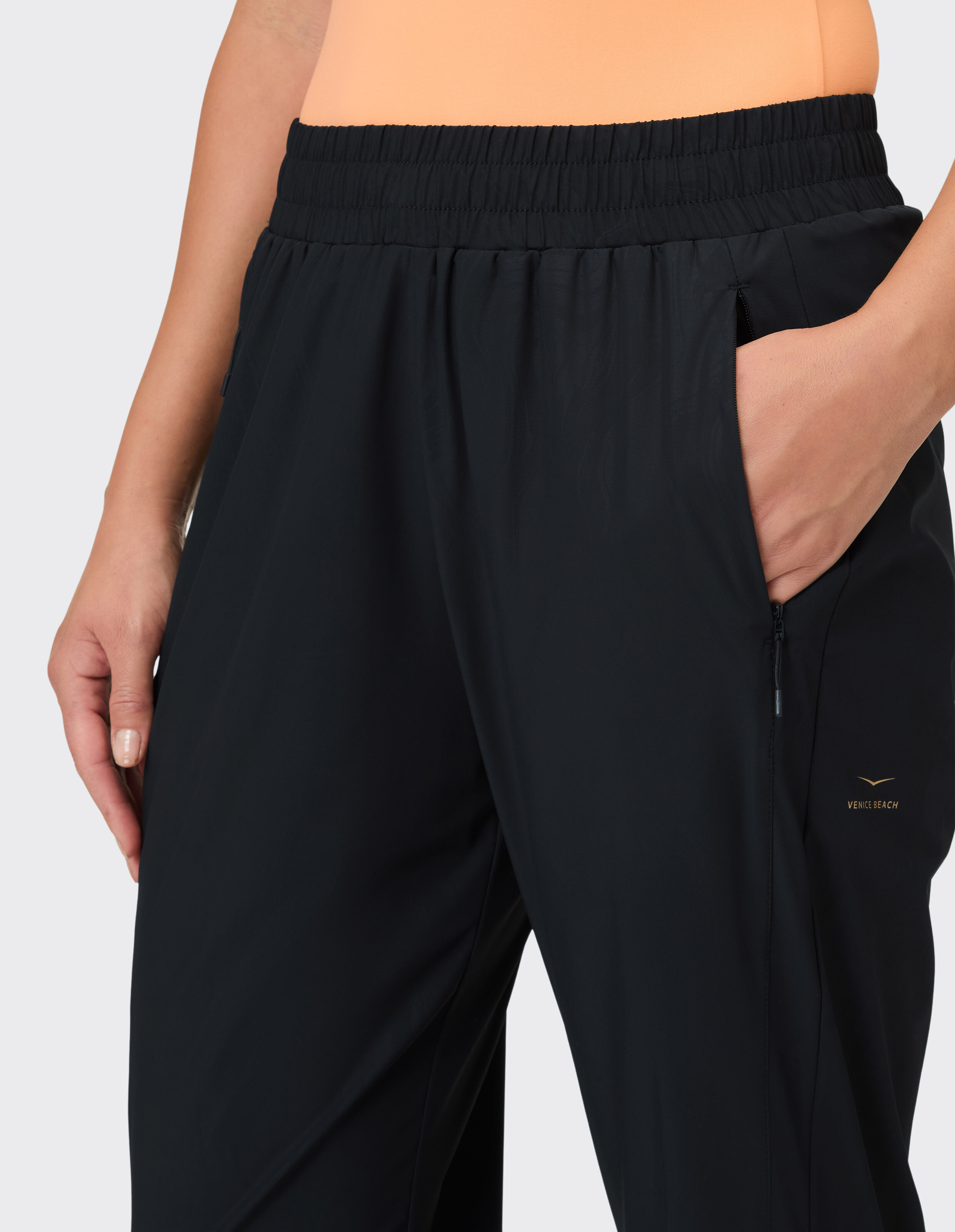 Schwarze Jogginghose „Lira“ von Venice Beach mit bequemem elastischem Bund und Reißverschlusstaschen.