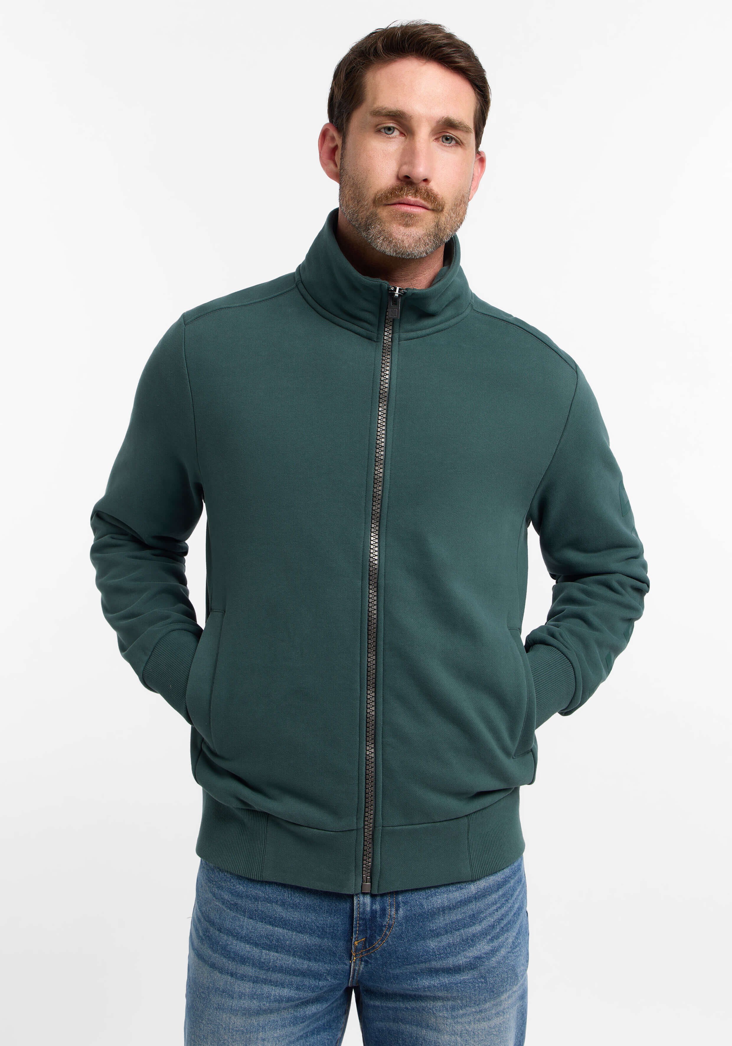 Mann trägt ein dunkelgrünes Sweatshirt mit Reißverschluss und Stehkragen für lässigen Stil.