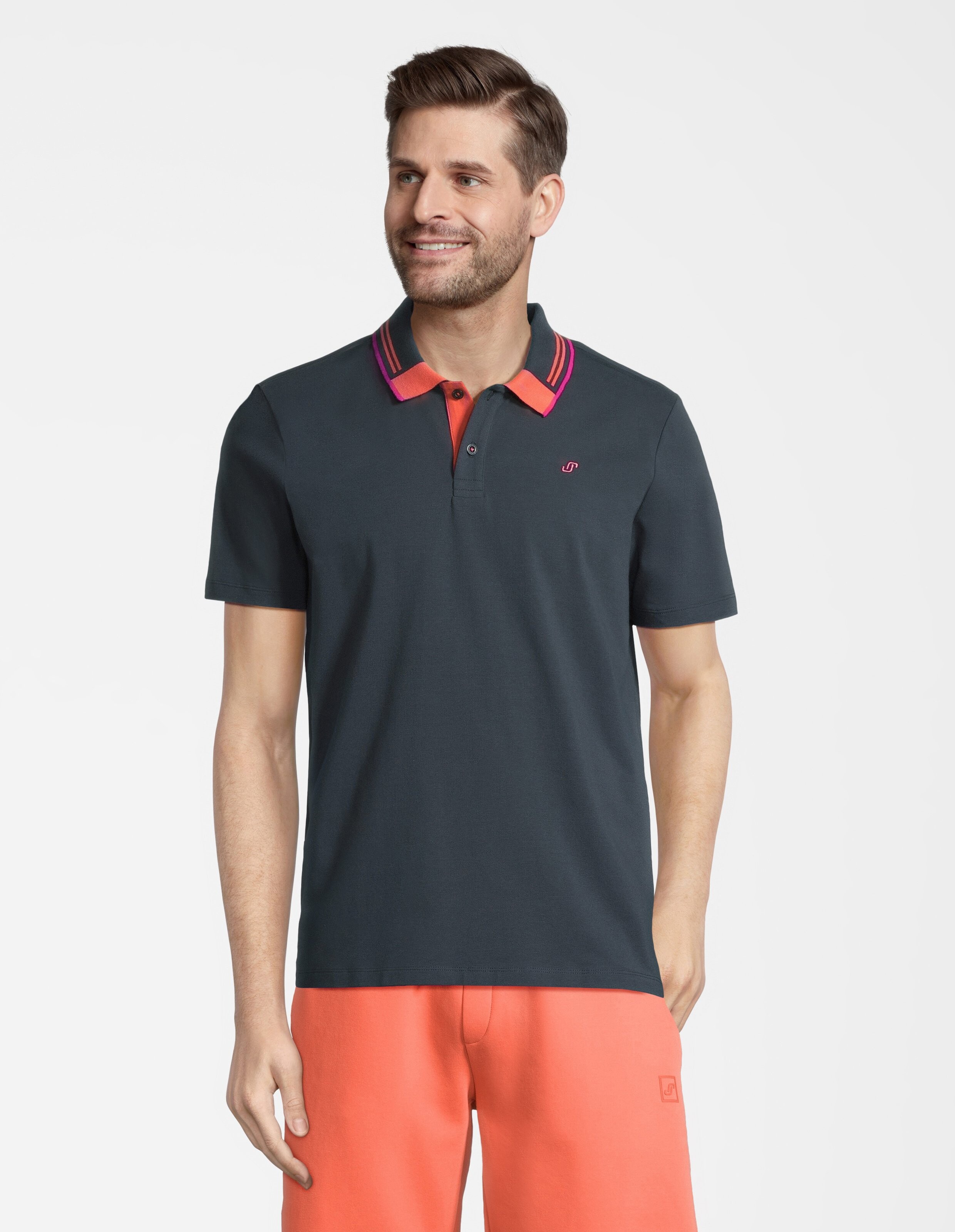 Dunkelblaues Poloshirt mit kurzem Ärmel, rosanem Kragen und Knopfleiste, akzentuiert von feinen Streifen und kleinem Logo.
