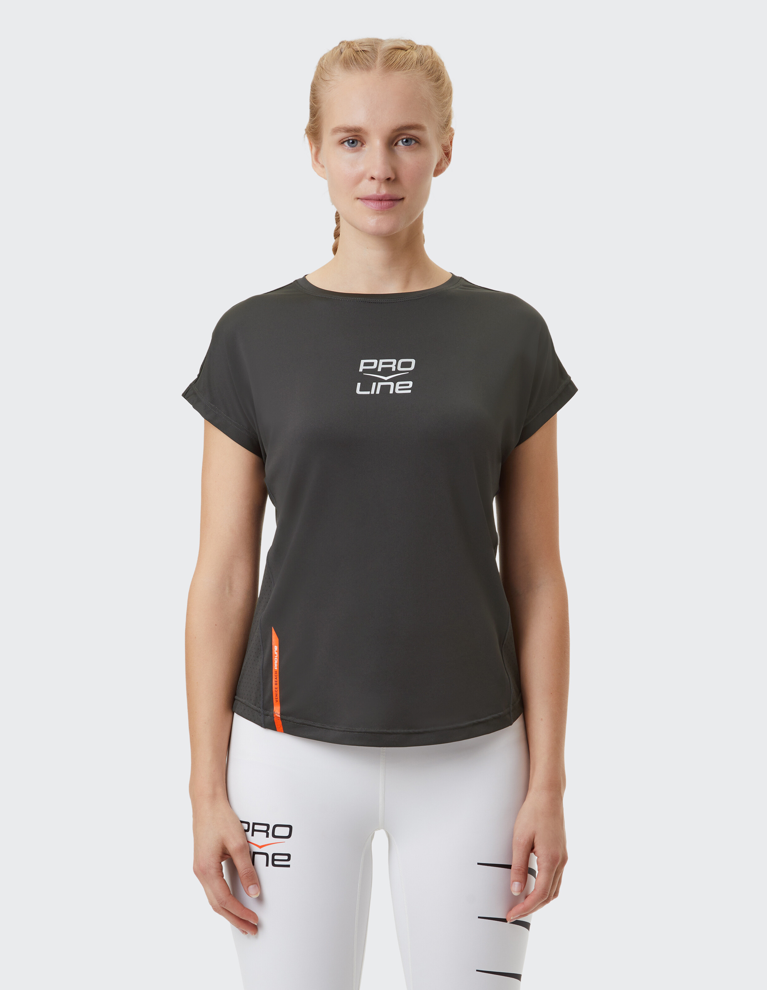 Frau trägt ein dunkelgraues Pro Line-Sport-T-Shirt für lässigen, sportlichen Stil.