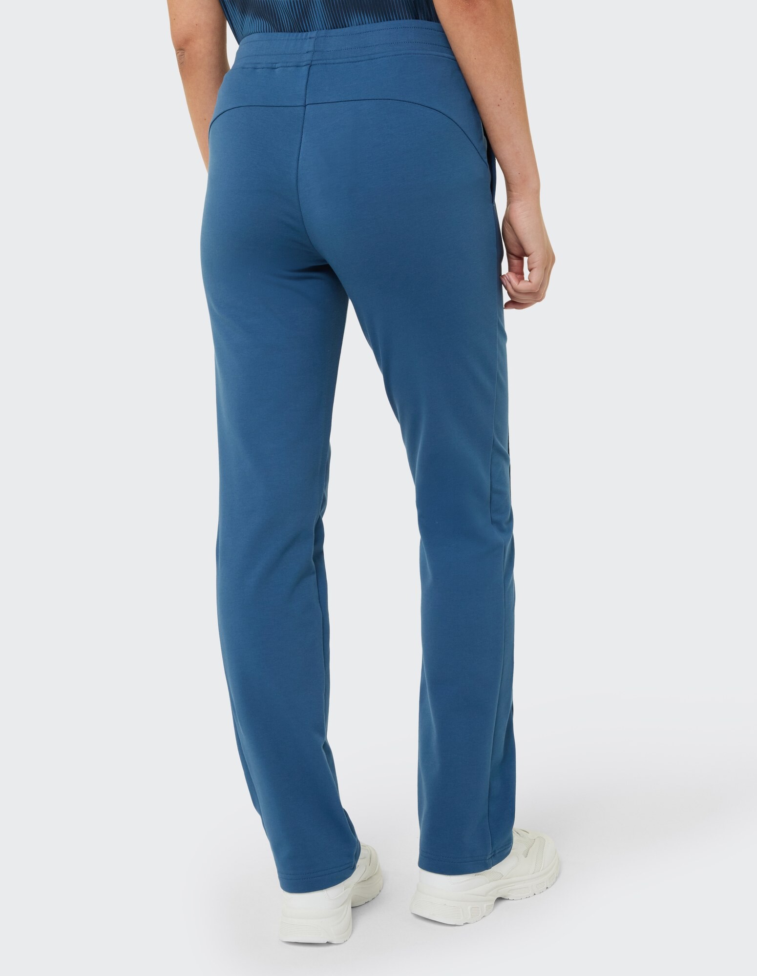 Rückansicht einer blauen Freizeithose mit bequemer Passform und elegantem Design.