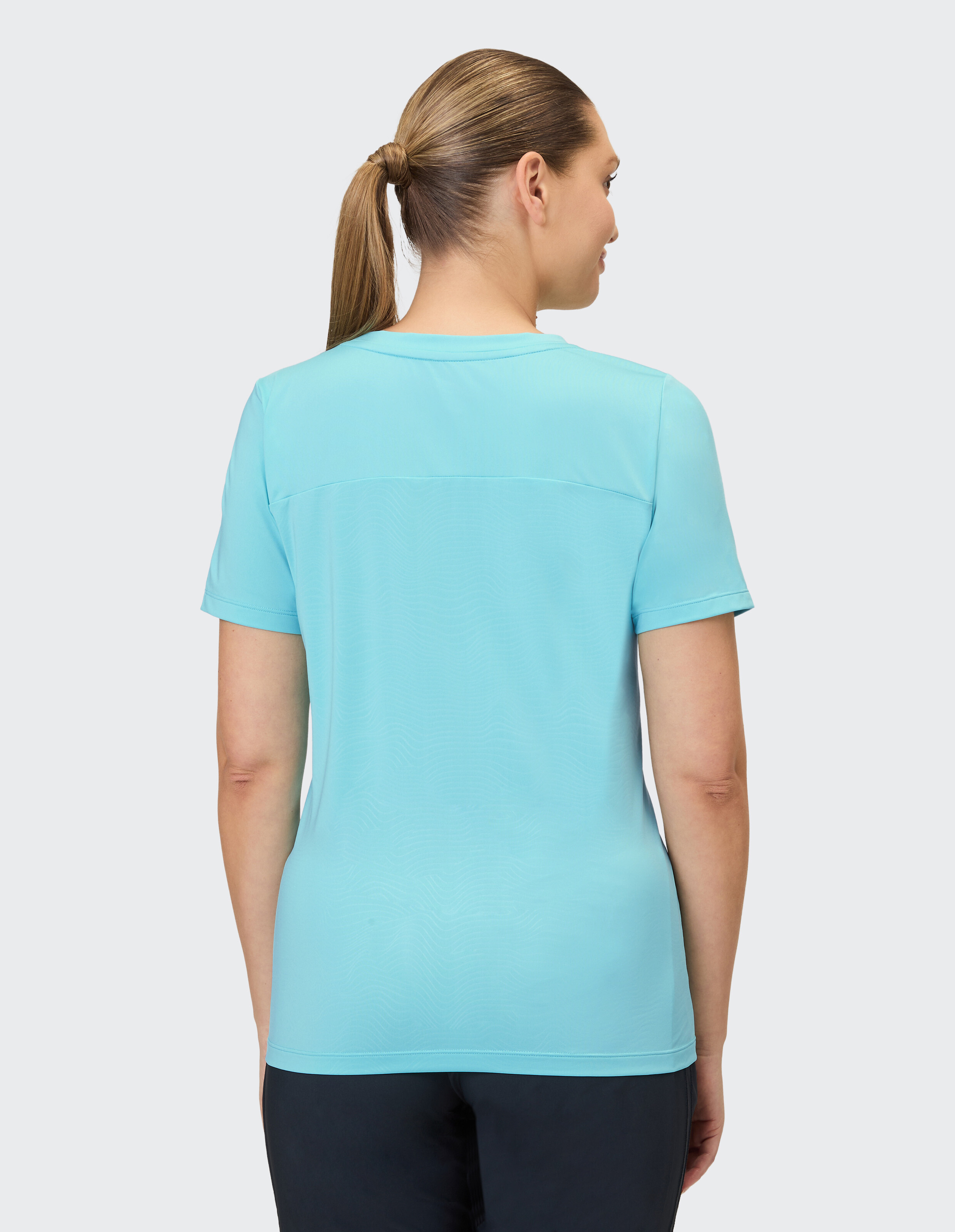 Eine hellblaue T-Shirt mit rundem Ausschnitt und dezenter Wellenmusterung auf dem Stoff.