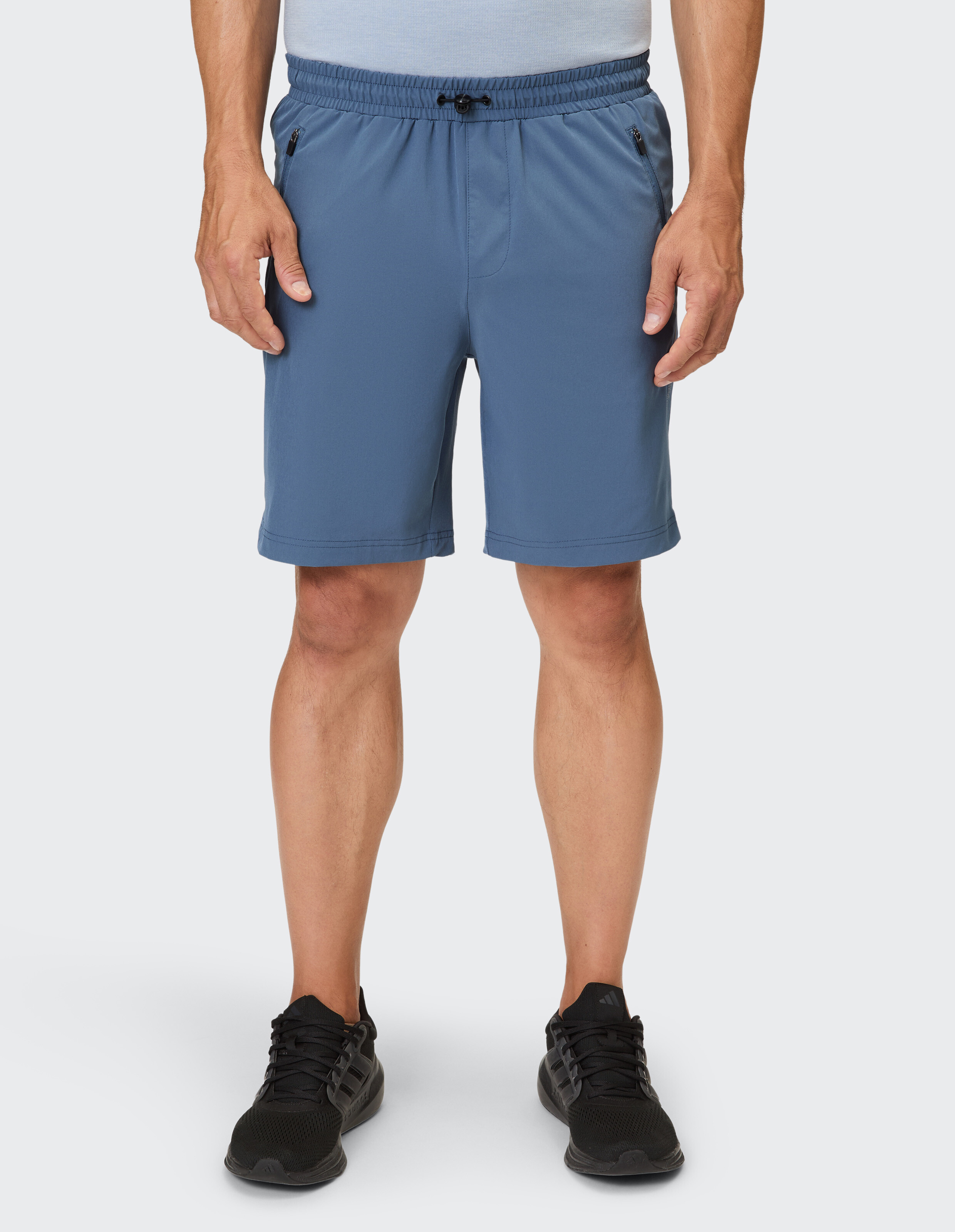 Blaue Freizeitshorts für Herren mit elastischem Bund und Seitentaschen.