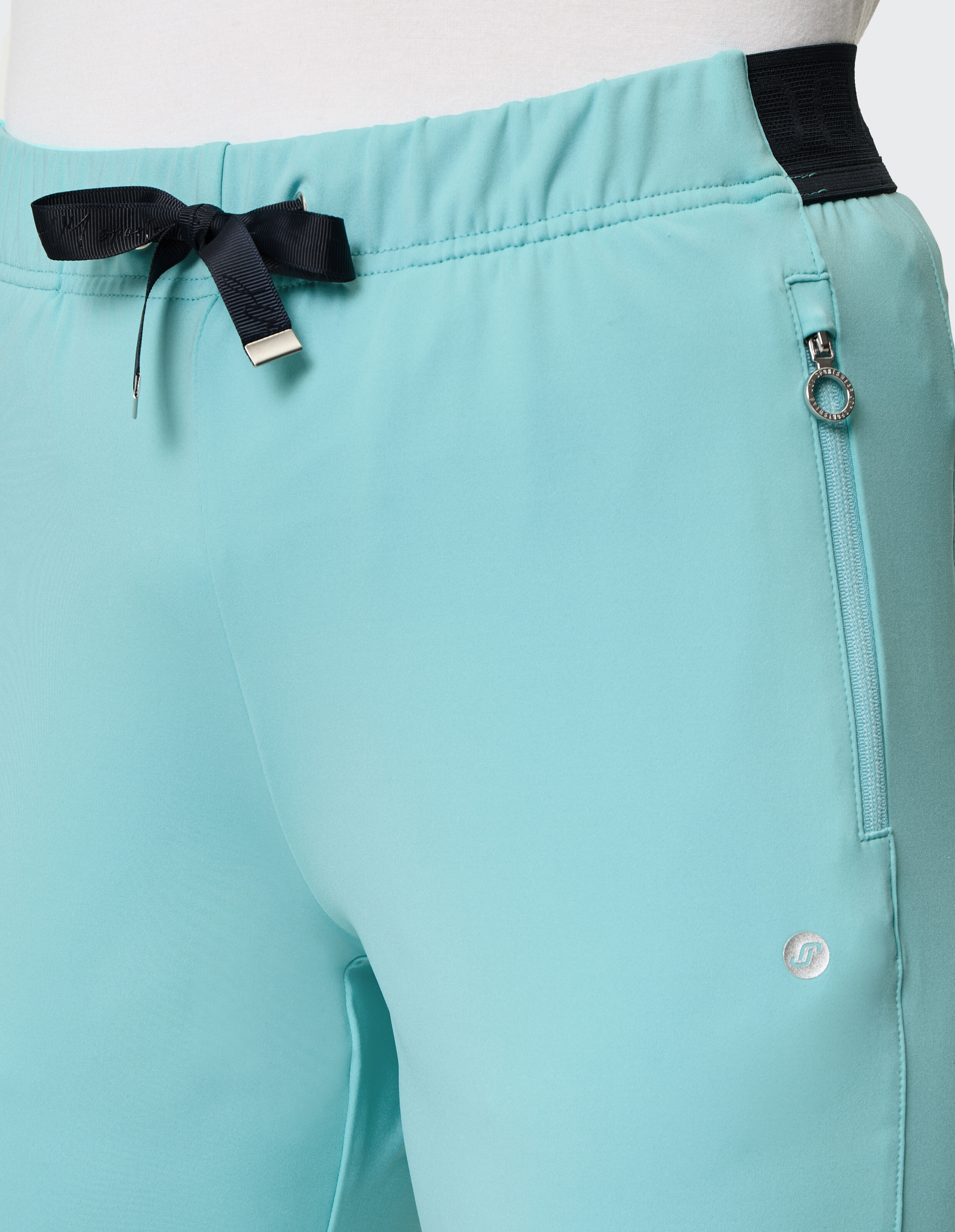 Hellblaue, lässige Lounge-Hose mit schwarzem Kordelzug und seitlichen Reißverschlusstaschen.
