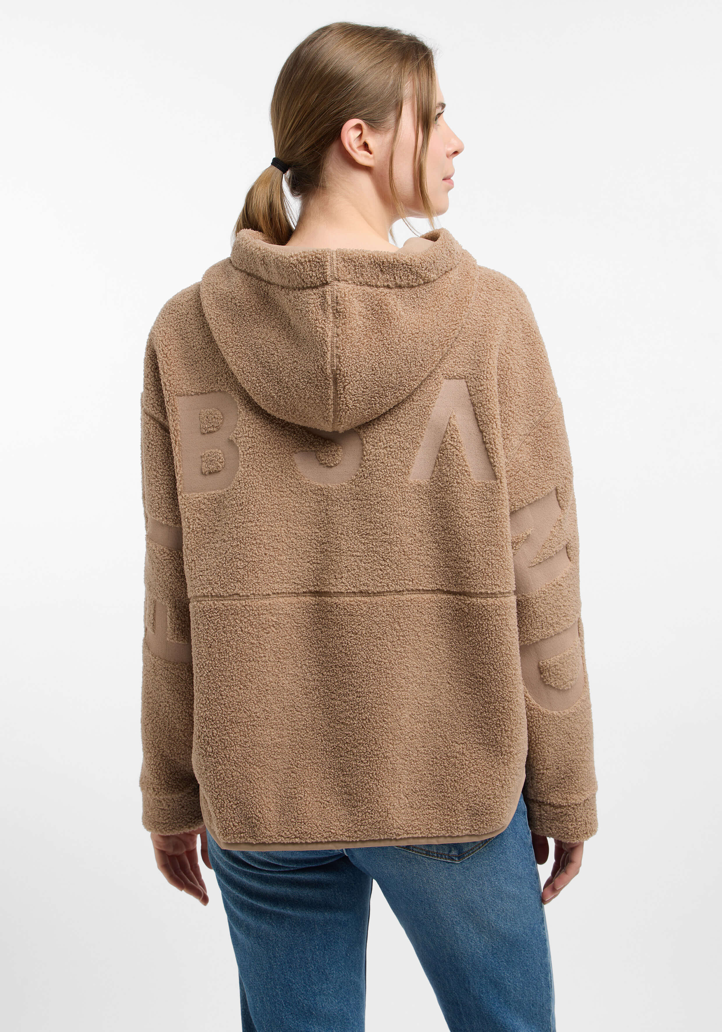 Kuscheliger brauner Fleece-Kapuzenpullover mit Logo-Details, perfekt für Freizeitkleidung.