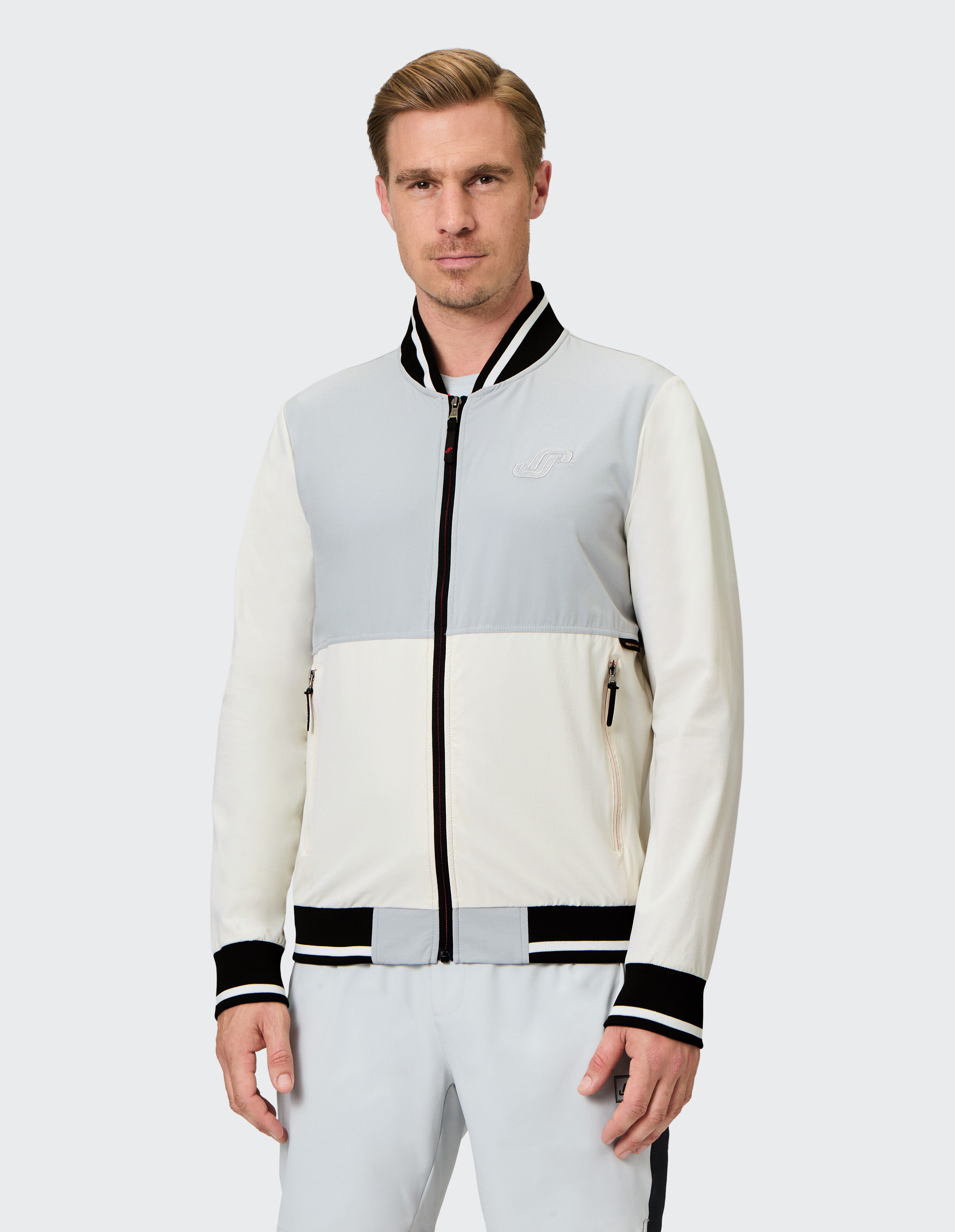 Lässige Herren-Bomberjacke in Grau und Creme mit sportlichen Details.