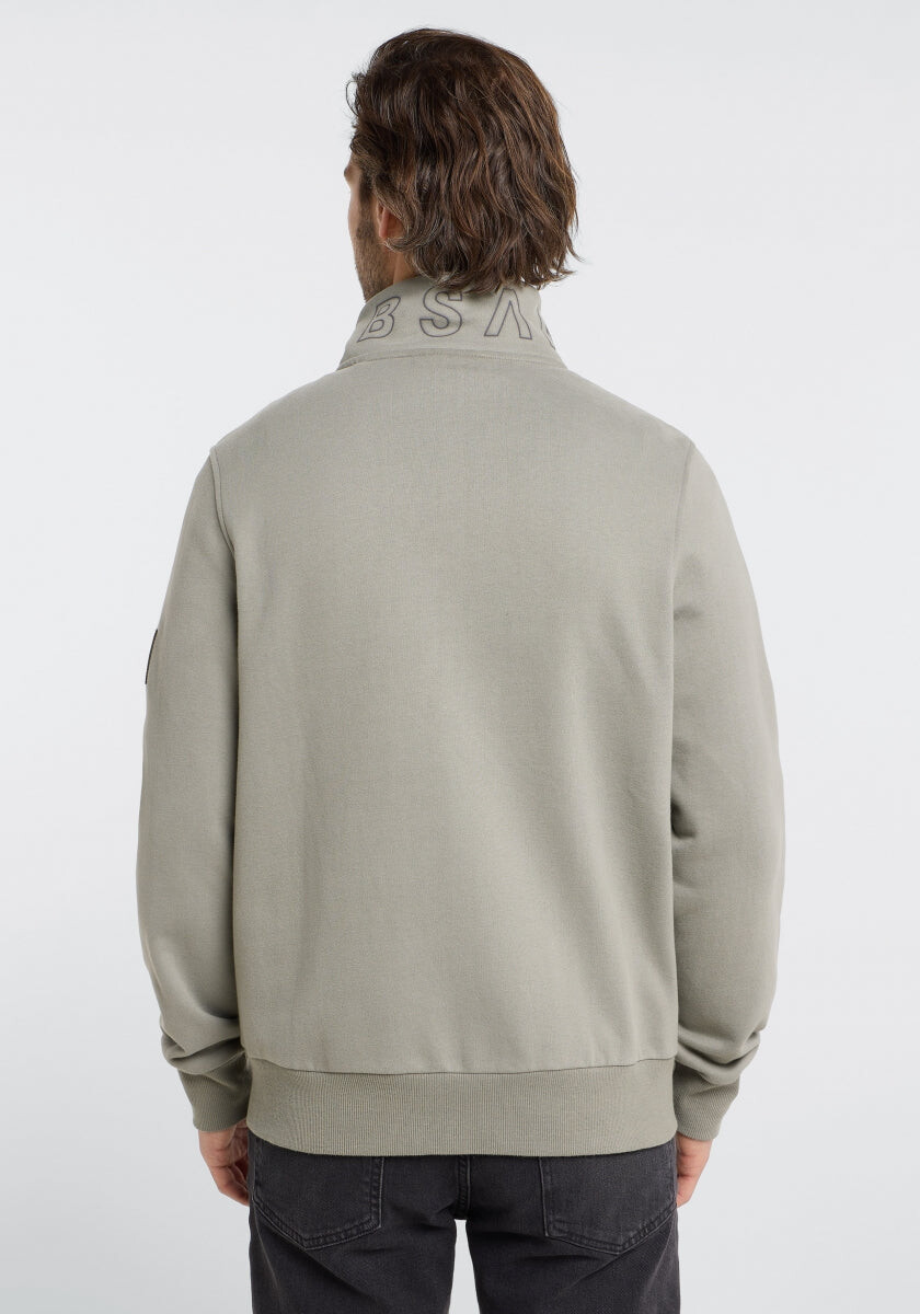 Rückansicht eines hellgrauen Freizeit-Sweatshirts mit Logo-Detail, perfekt zum Entspannen.