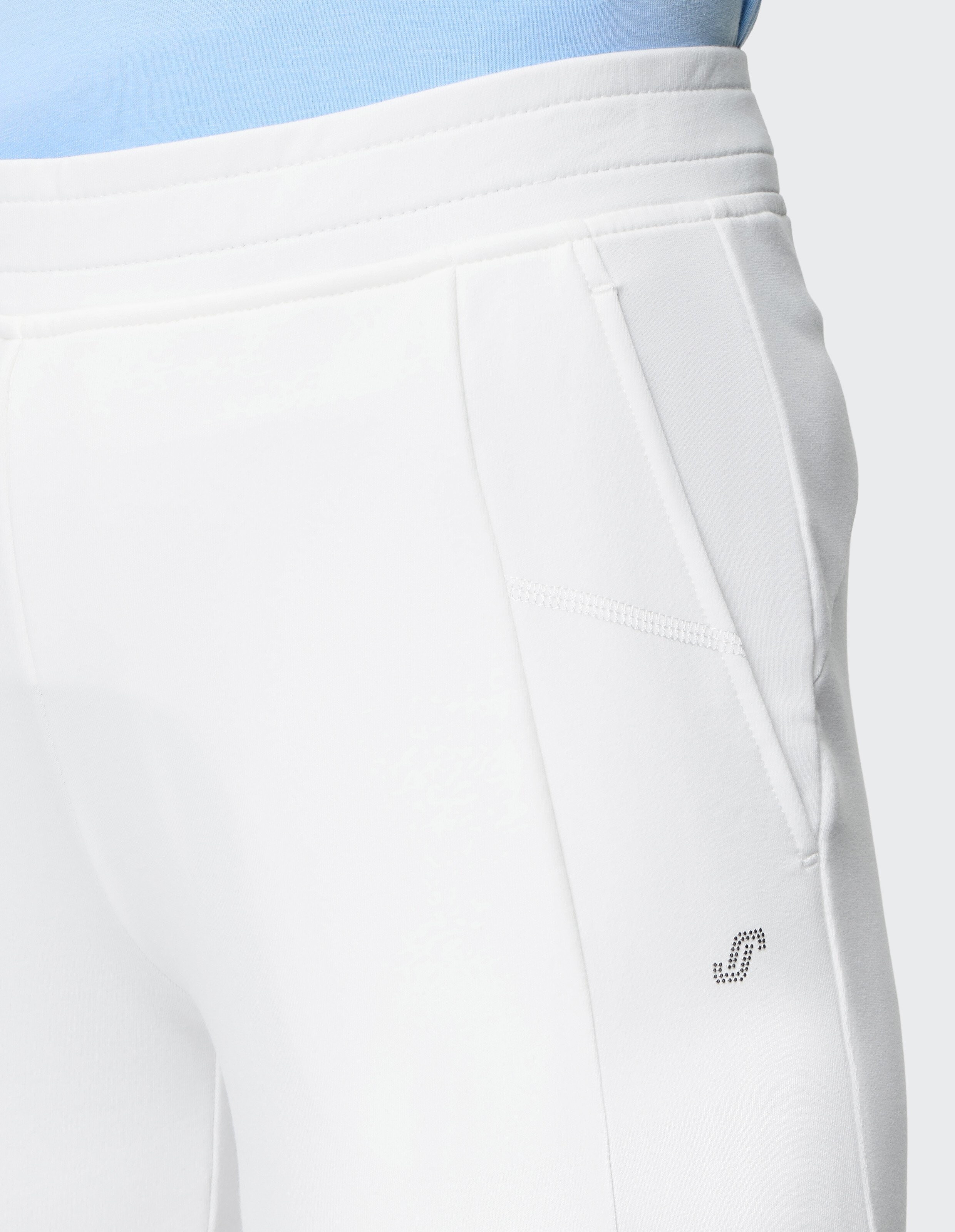 Weiße, schlichte Damenhose in gerade geschnittener Form aus glattem Stoff, geeignet für lässige Anlässe oder sportliche Aktivitäten.