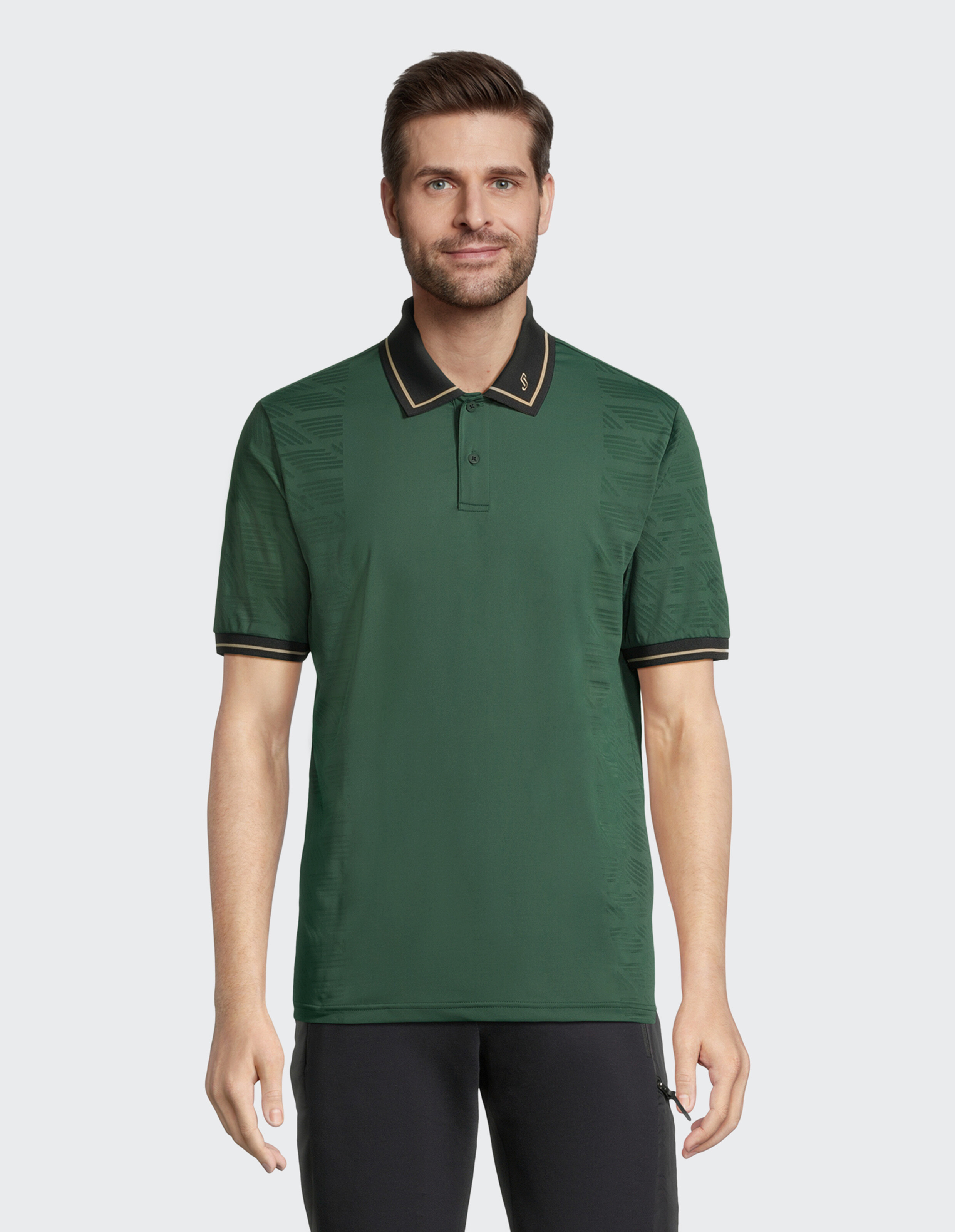 Grünes Herren-Poloshirt mit schwarz-goldenem Kragen, perfekt für Freizeitkleidung.