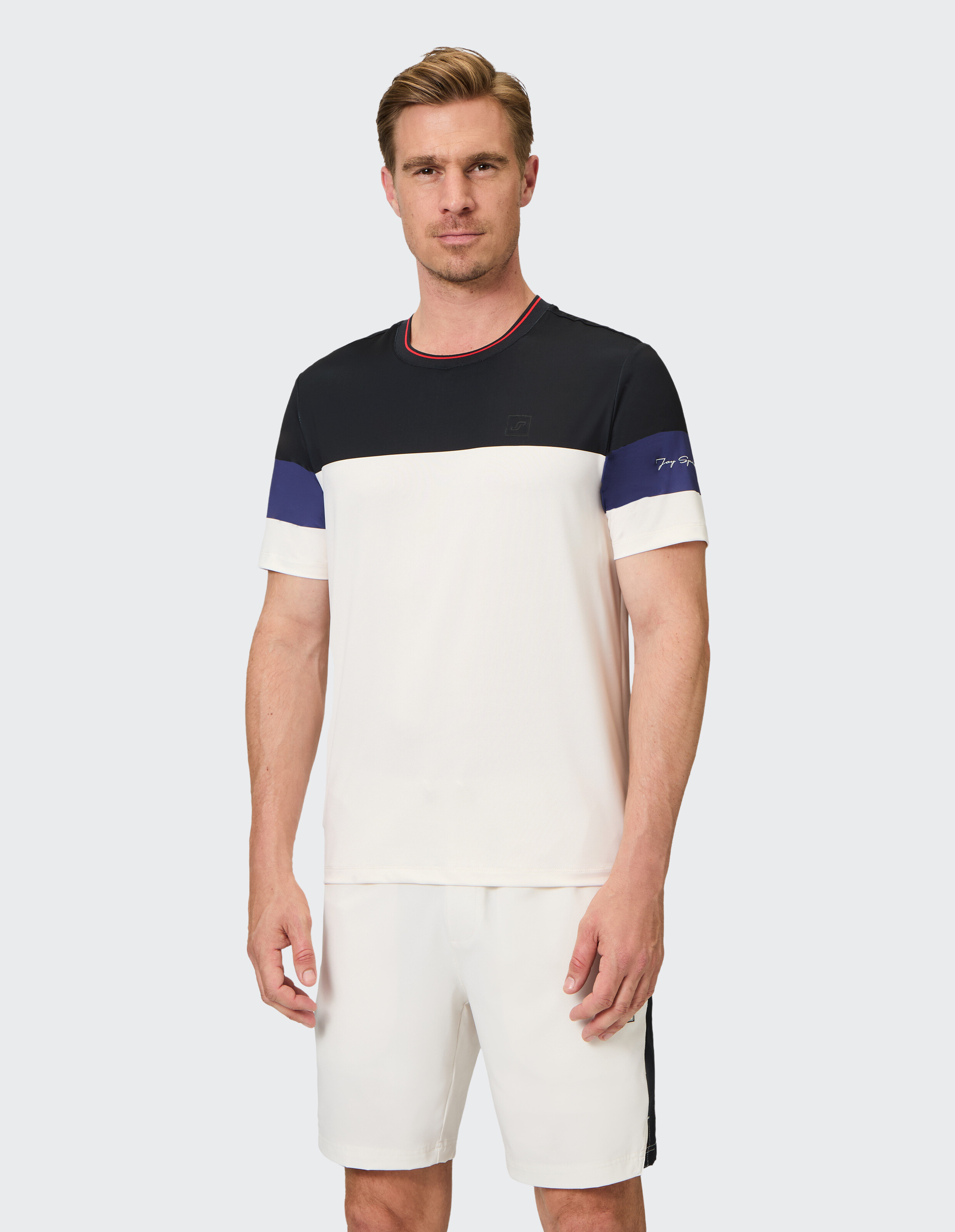 Kurzärmeliges T-Shirt mit einem schwarzen oberen Abschnitt, weißem Körper und blauen Streifen auf den Ärmeln.
