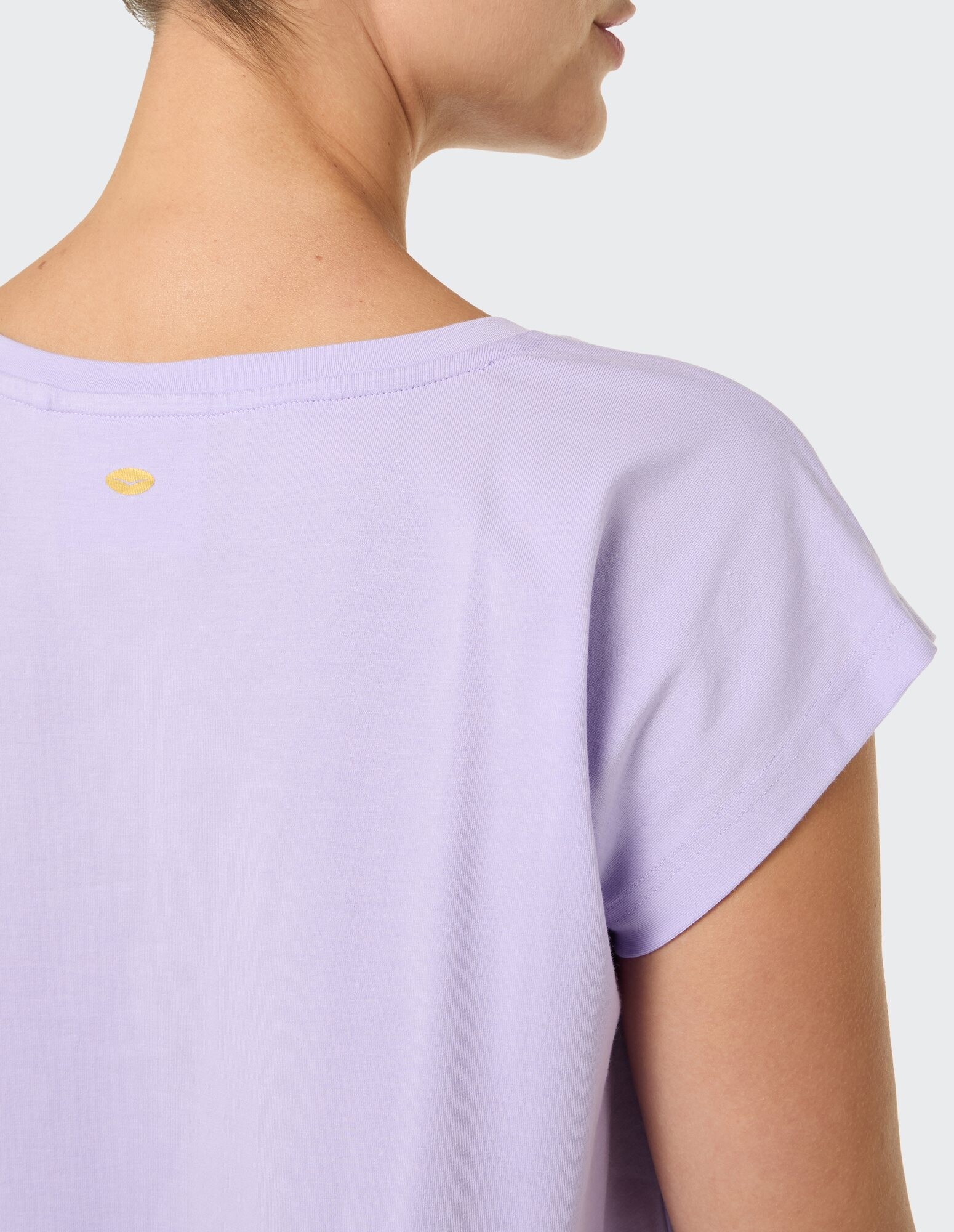 Rückansicht eines lavendelfarbenen Freizeit-T-Shirts mit kurzen Ärmeln und entspannter Passform.