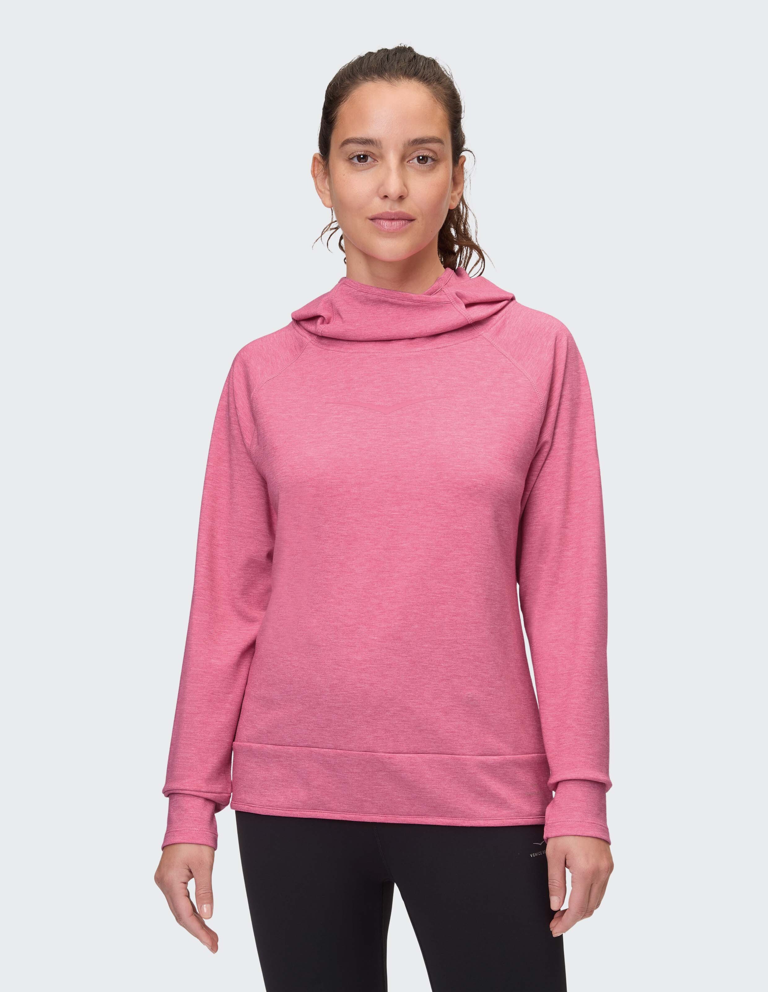 Kuscheliger rosa Pullover mit Wasserfallausschnitt, perfekt für Freizeitkleidung oder zum Faulenzen, gepaart mit schwarzen Leggings.