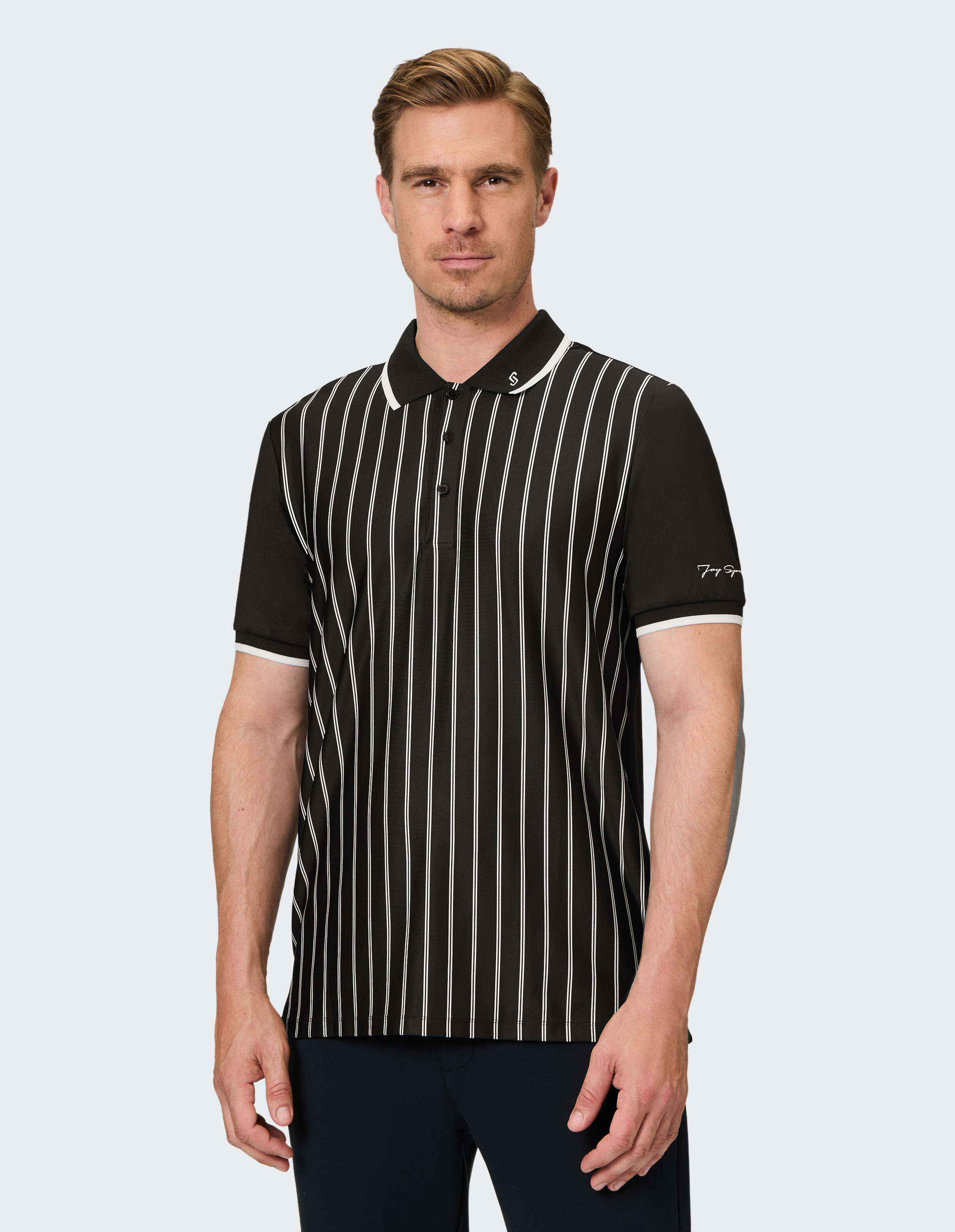 Schwarz gestreiftes Herrenpoloshirt mit klassischem Kragen und kurzen Ärmeln.