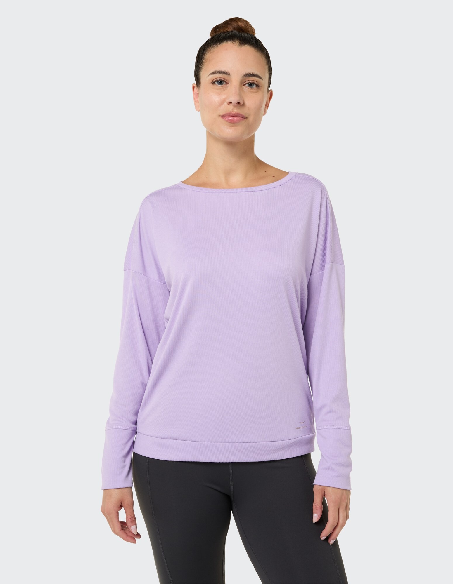 Frau in einem hellvioletten Langarmshirt, perfekt für Freizeitkleidung.