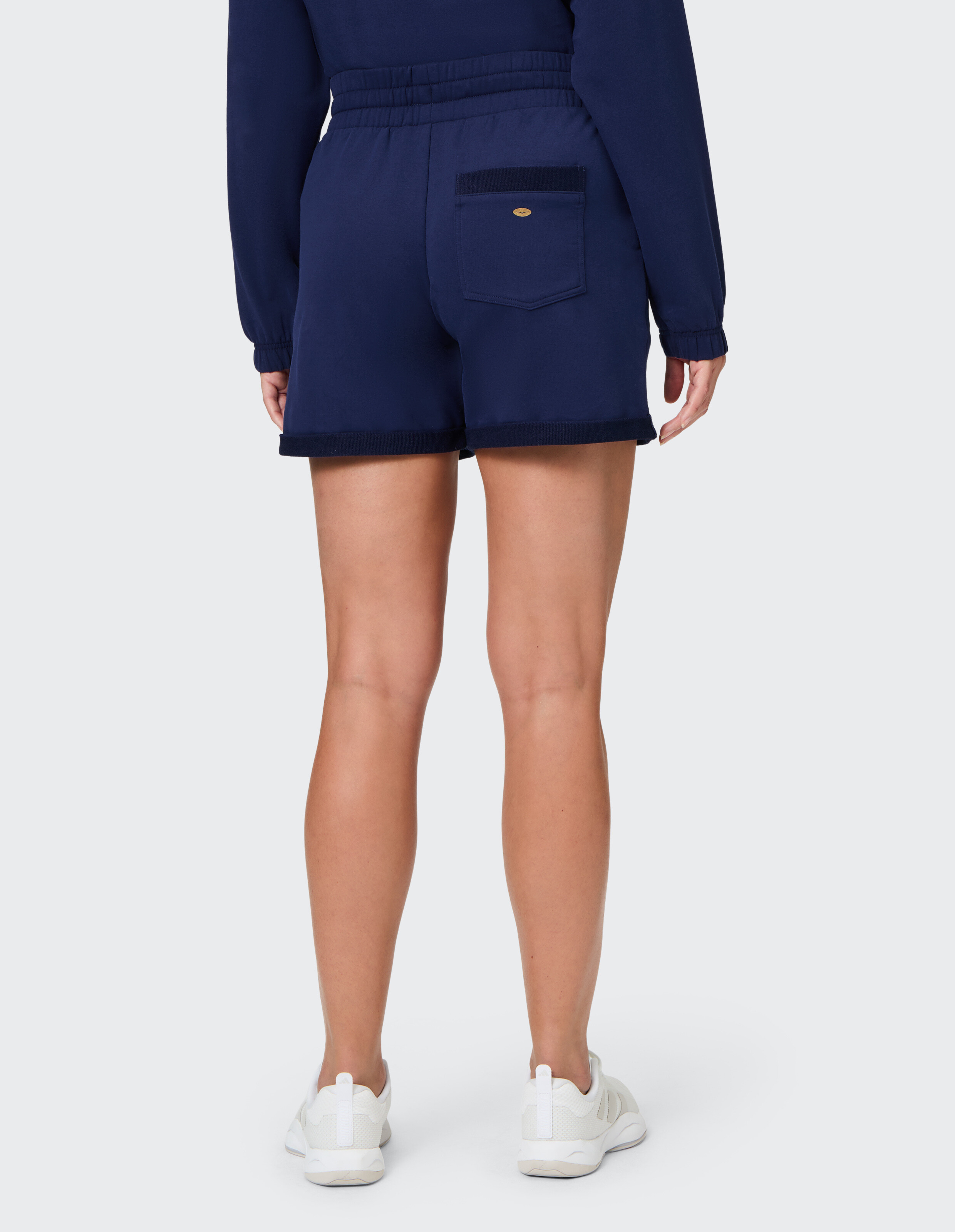 Rückansicht einer marineblauen Freizeit-Lounge-Shorts mit Tasche und elastischem Bund.