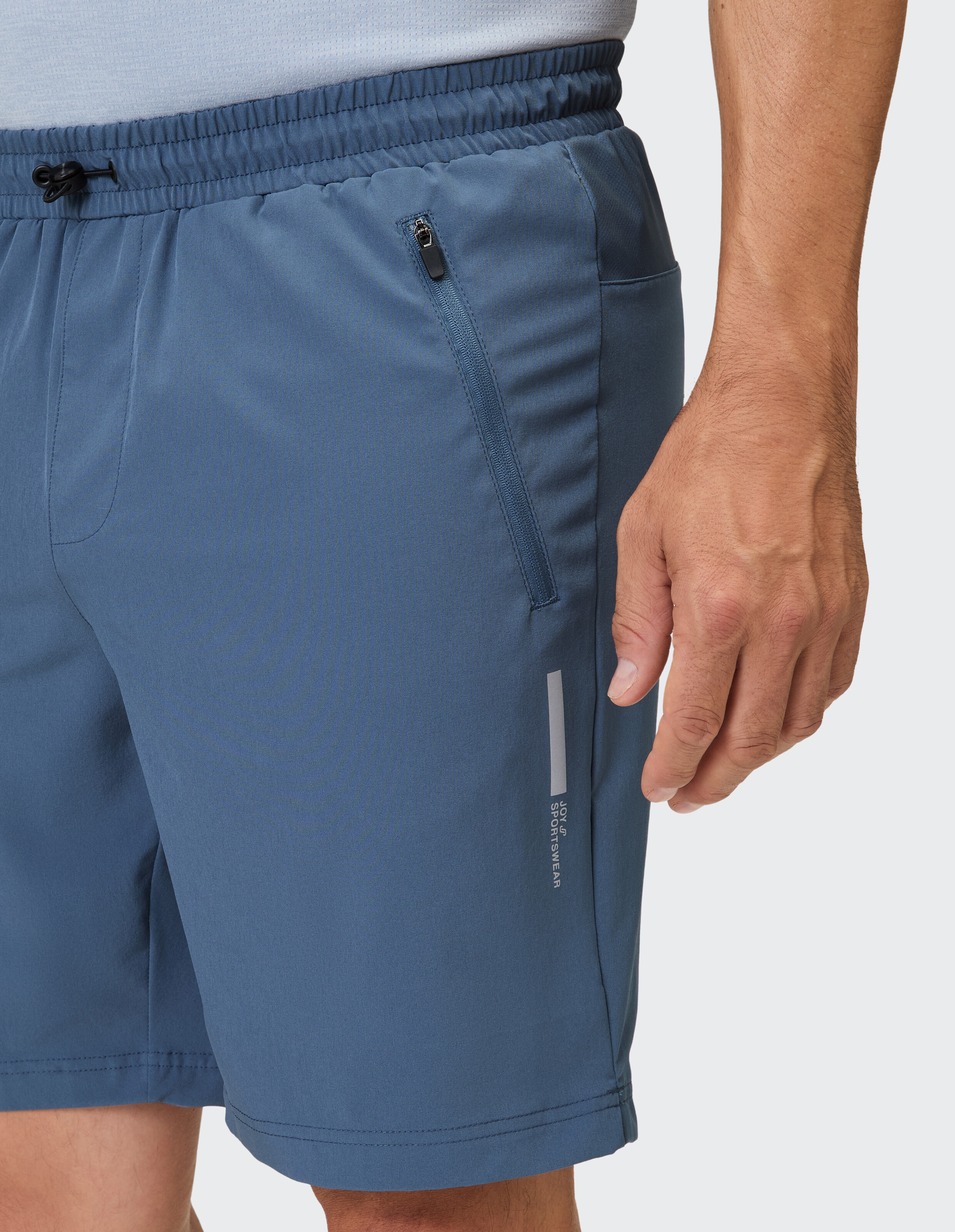 Blaue Freizeitshorts für Herren mit elastischem Bund und Seitentaschendetail.