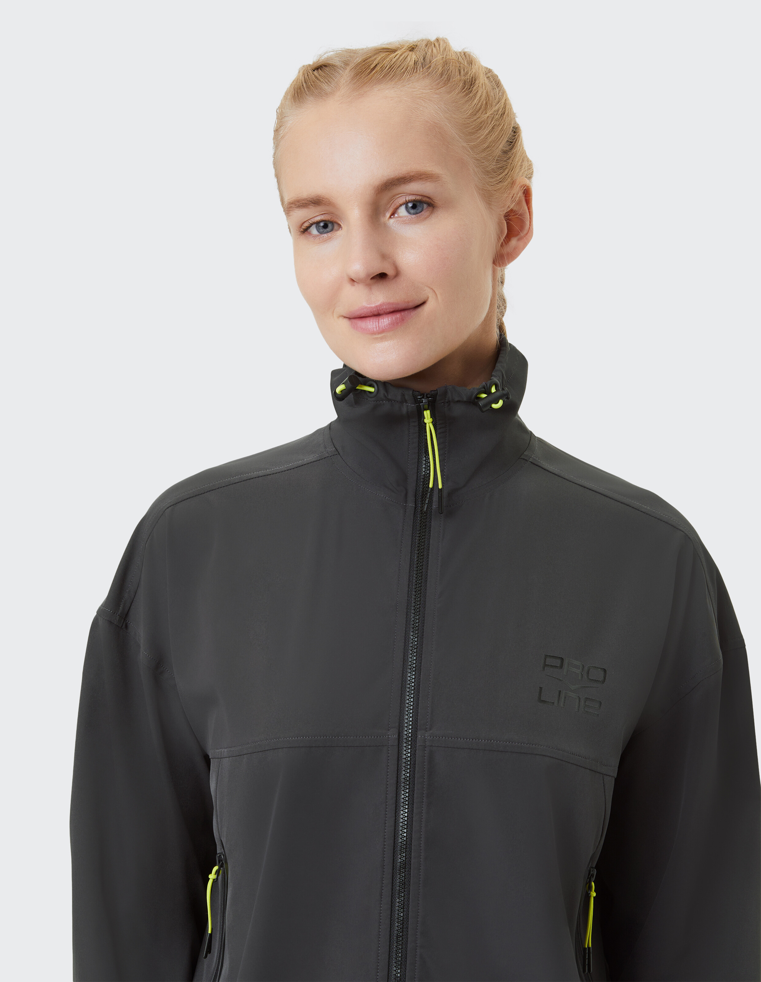 Frau in einer stilvollen schwarzen Jacke mit Neonakzenten, perfekt für Freizeitkleidung.