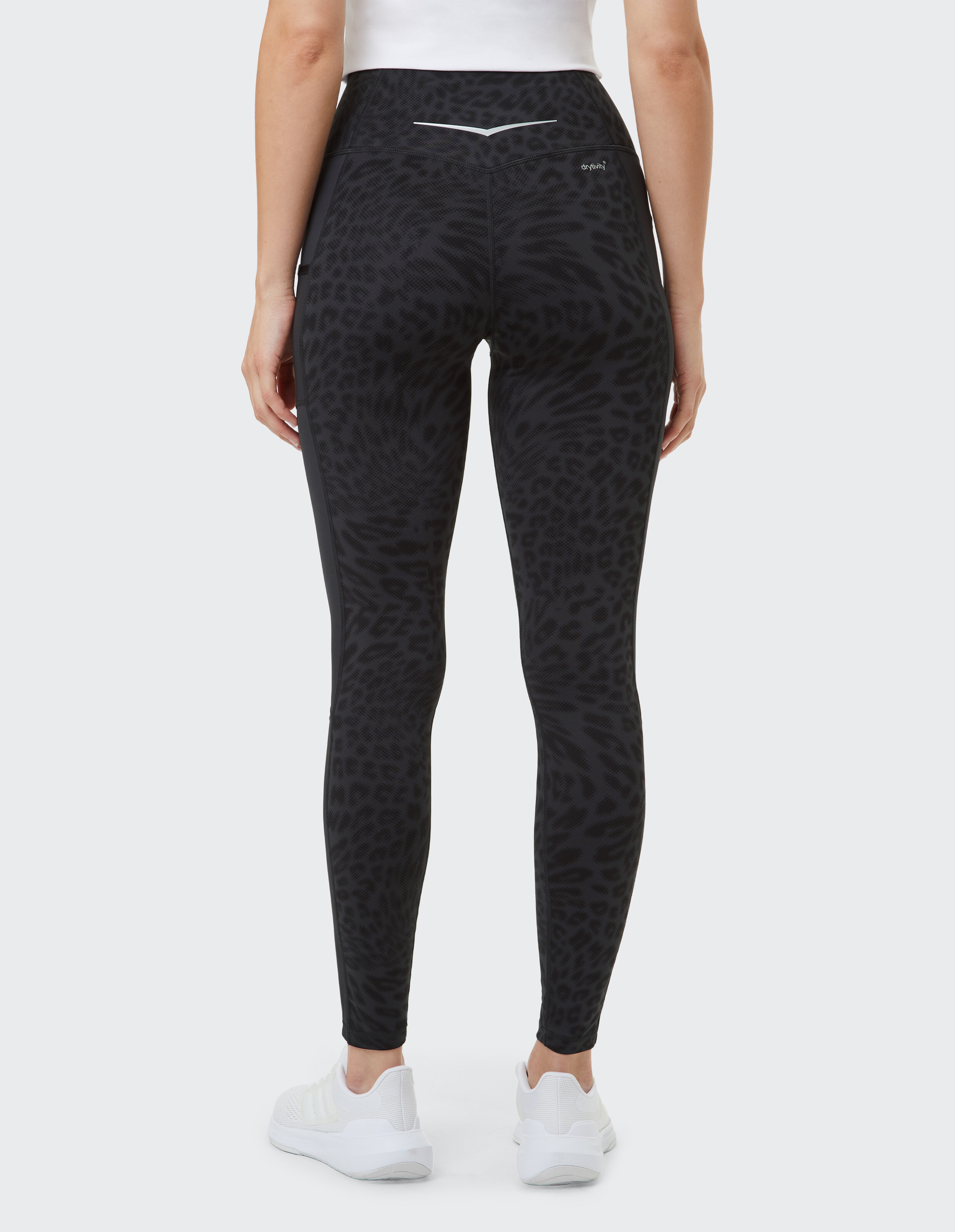 Rückansicht einer schwarzen Leggings mit Leopardenmuster und hoher Taille für lässige Sportbekleidung.