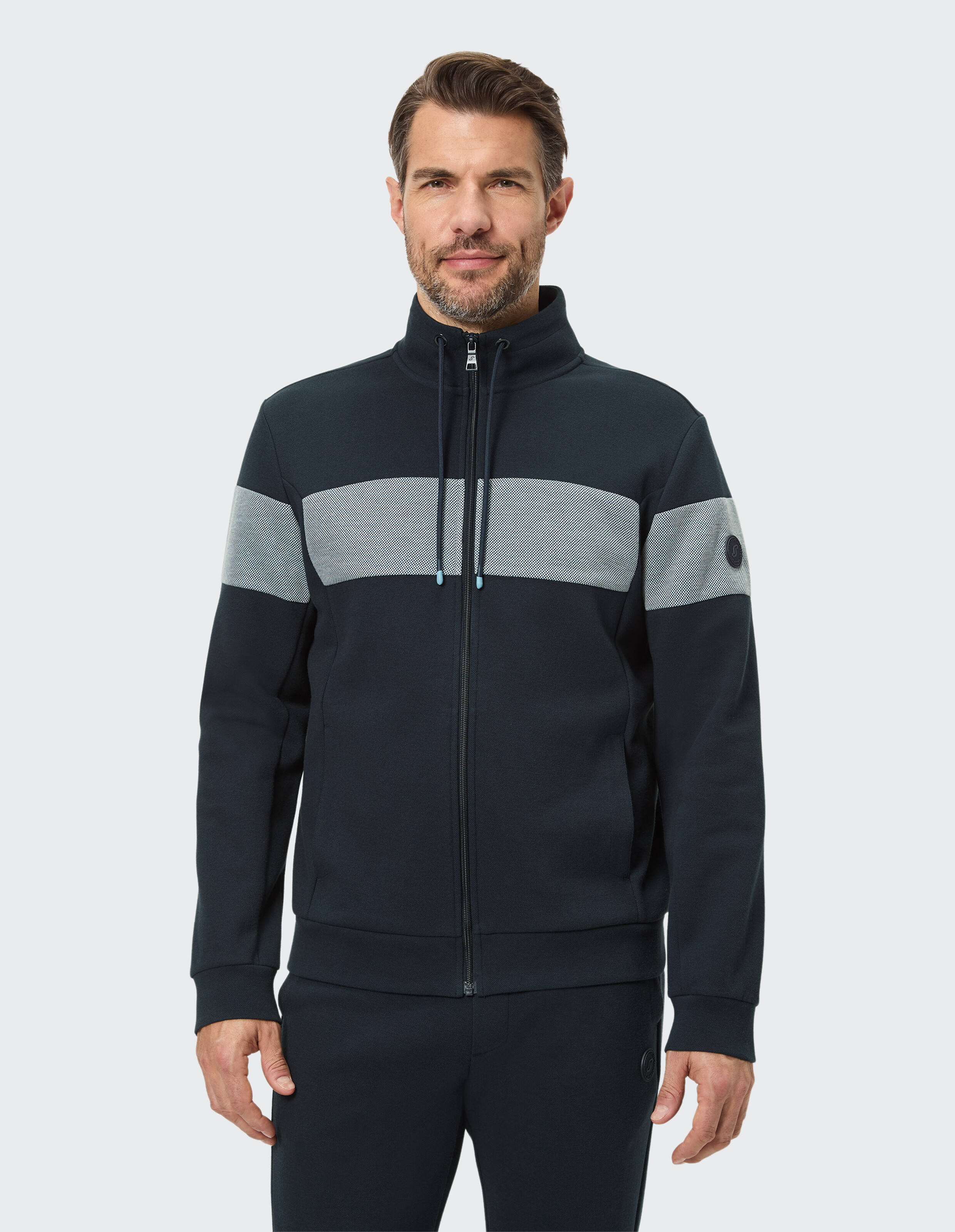 Marineblaue Herrenjacke mit Reißverschluss und grauen Streifen, perfekt für Freizeitkleidung.